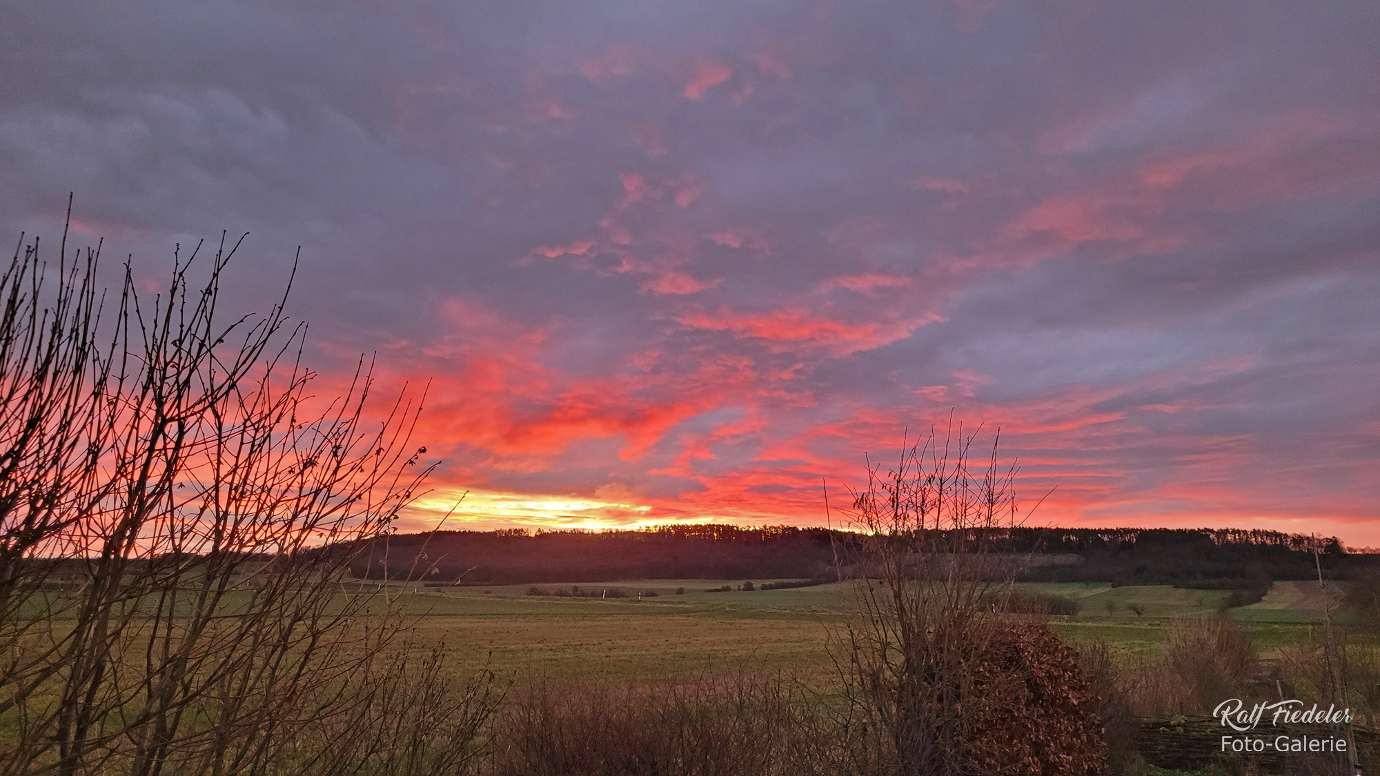 Morgenrot über der Frankenhöhe in Westheim mit Weitwinkel