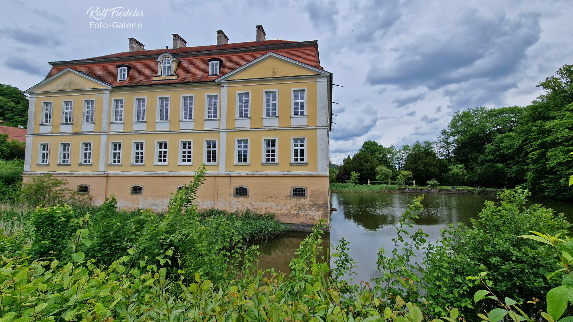 Schloss Rügland die Rückansicht mit See