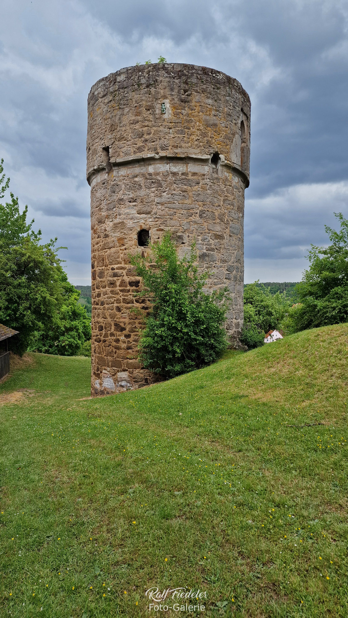 Turm der Burgruine Rosenberg in Rügland nah