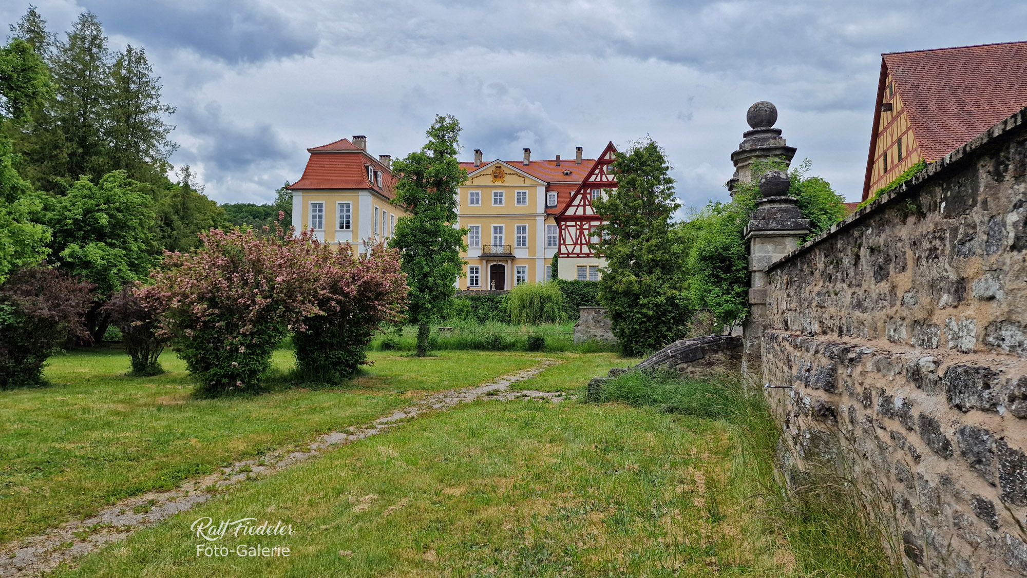 Der Park und die Frontansicht von Schloss Rügland