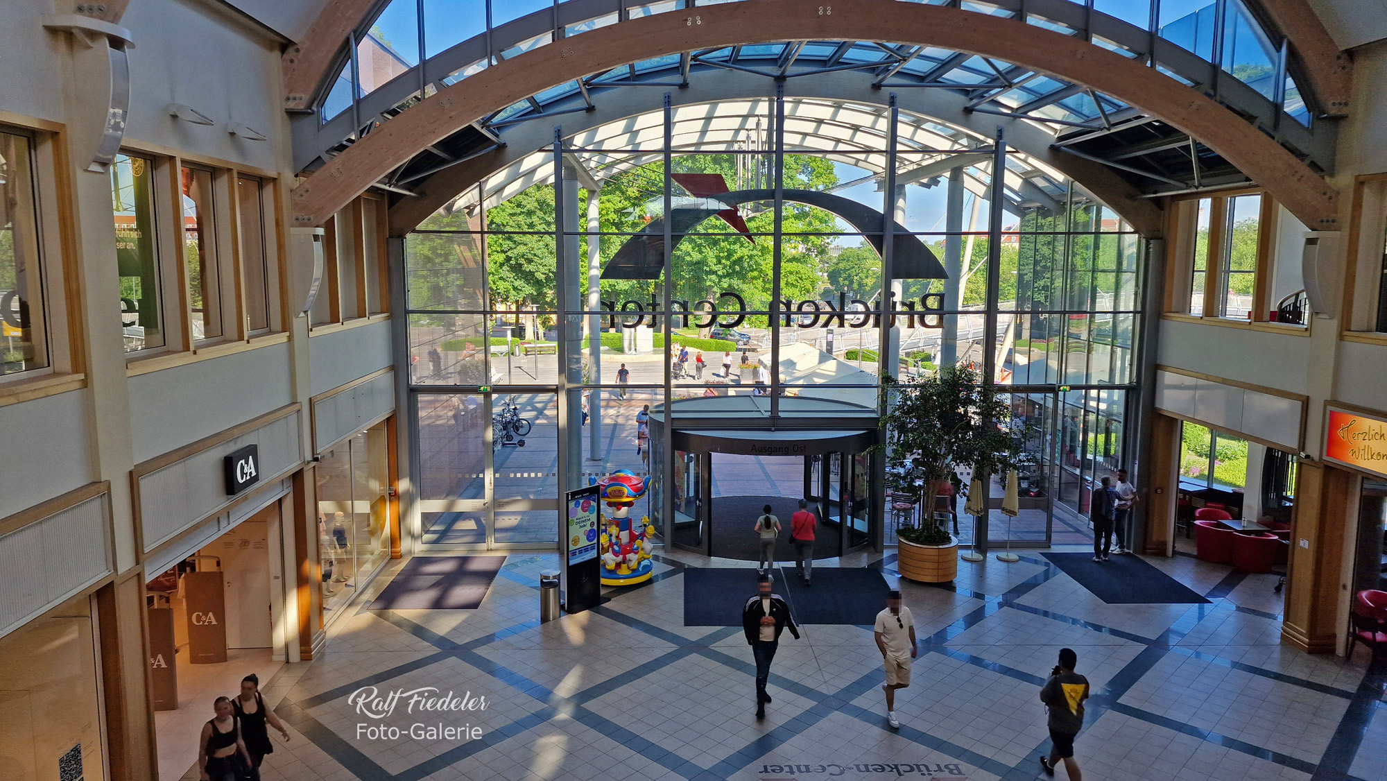 Der Haupteingangsbereich vom Brücken-Center in Ansbach von der Galerie aus