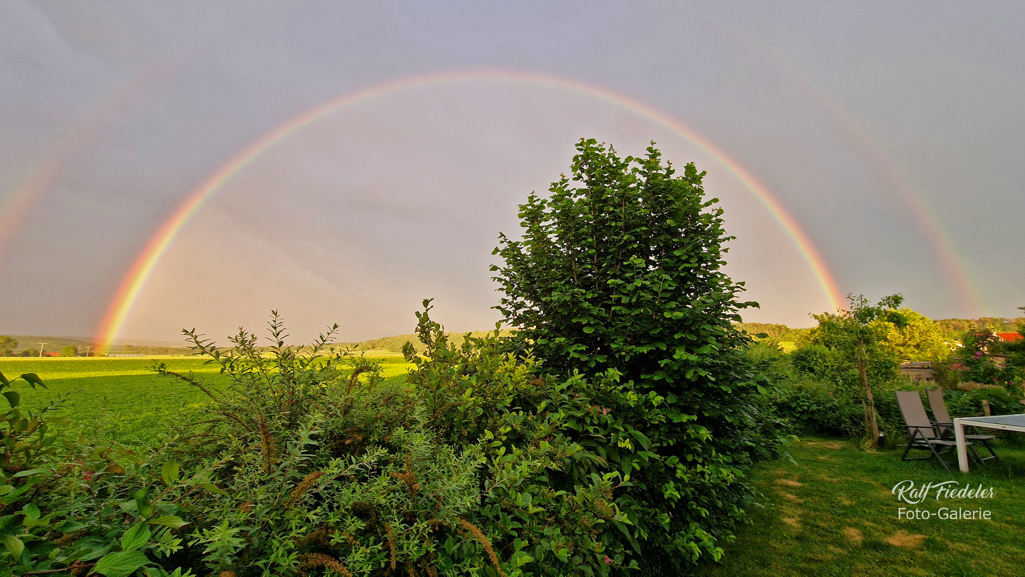 Ganzer Regenbogen über der Frankenhöhe von Westheim aus