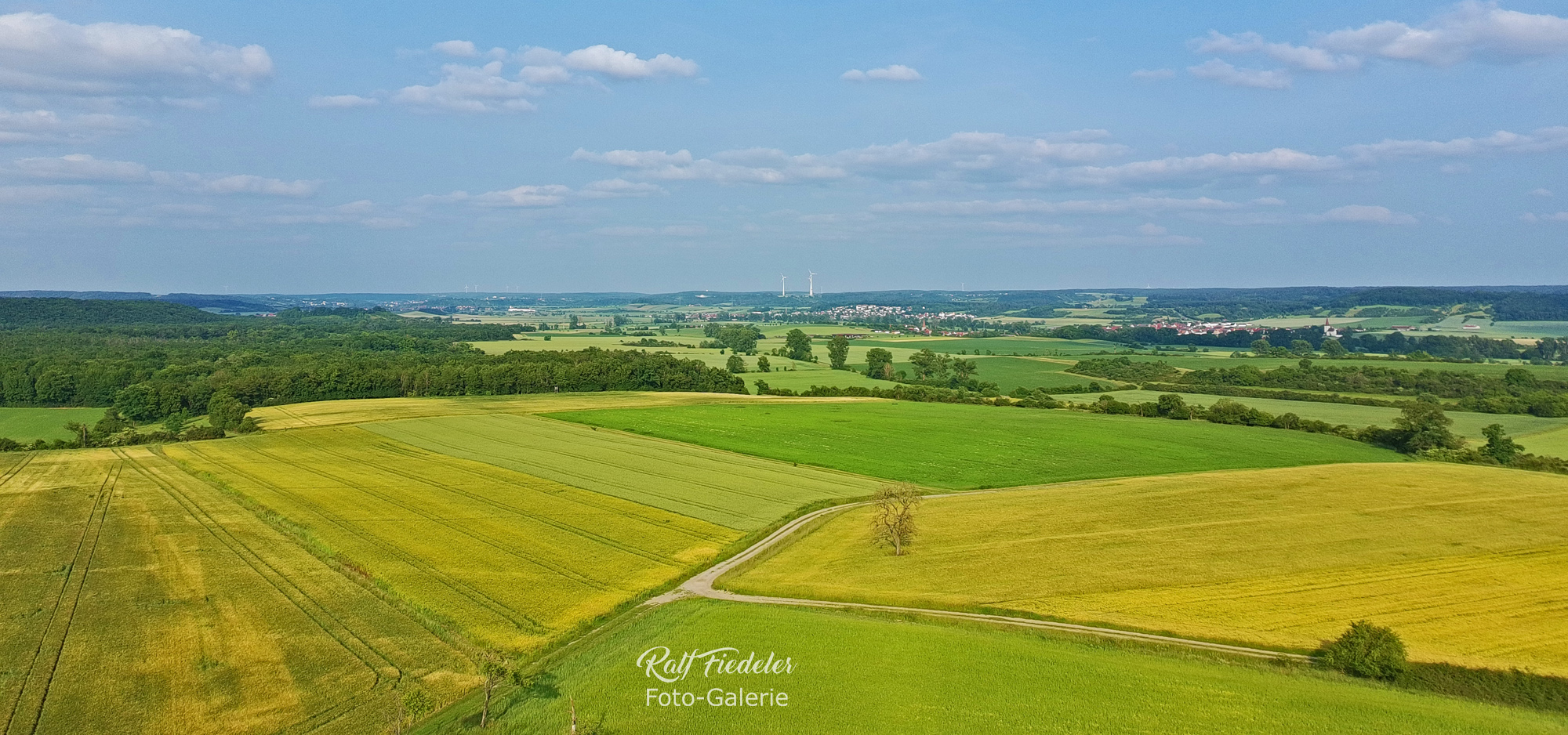 Drohnenfoto von der Frankenhöhe mit Dottenheim und Dietersheim (von rechts nach links)