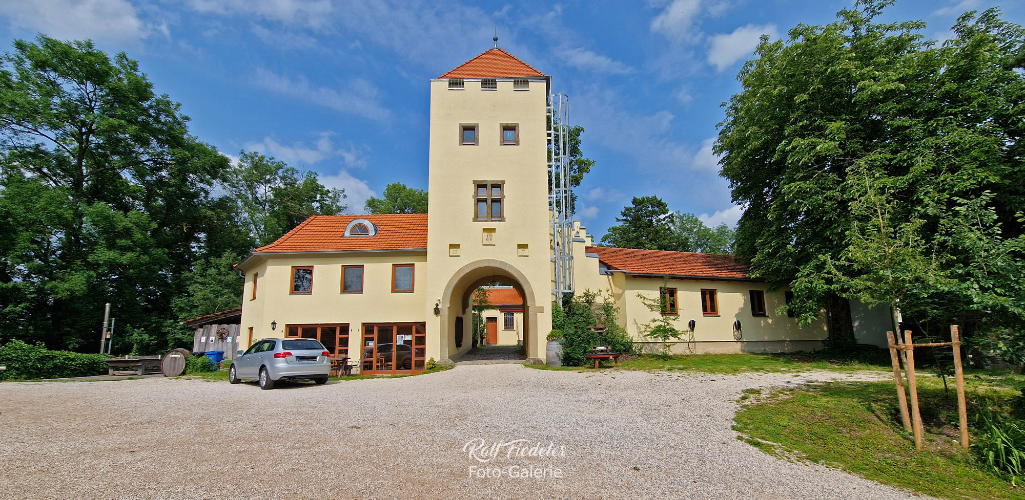Das Eingangstor vom Ferienschloss Wildberghof bei Ulsenheim