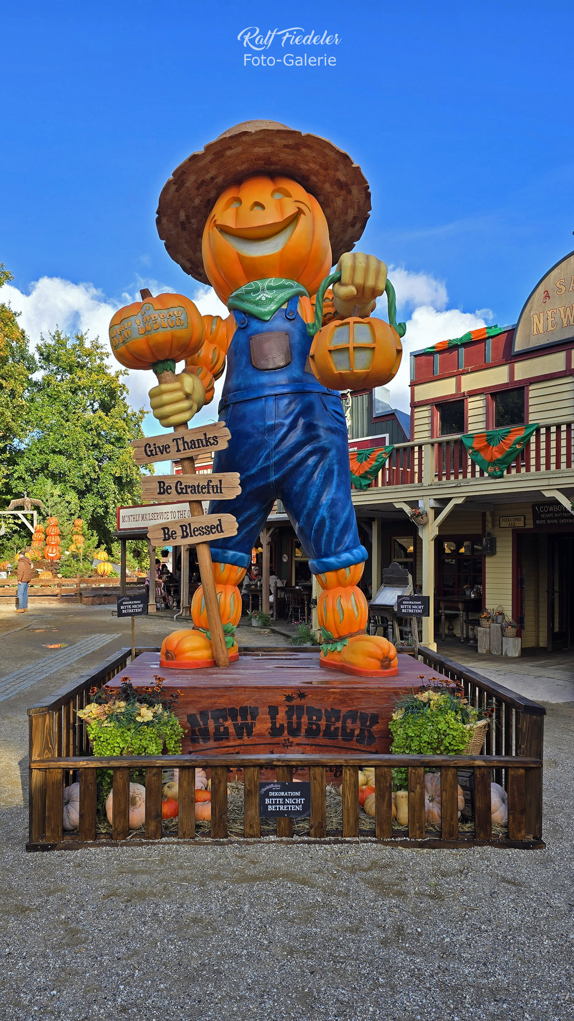 5 Meter großes Kürbismännchen in der Westernstadt New Lübeck