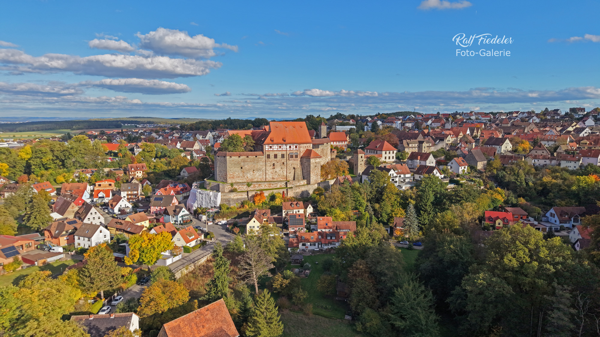 Drohnenfoto von der Cadolzburg in der Nachmittagssonne