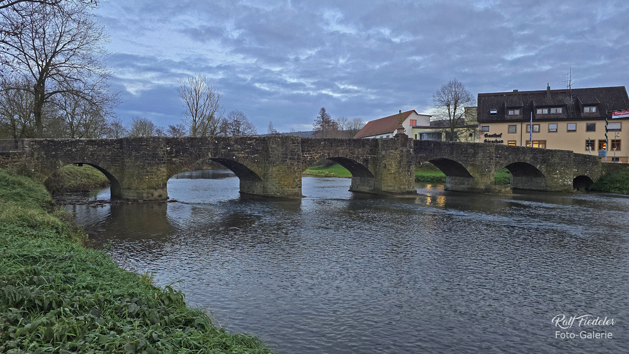 Neumanns-Brücke in Tauberrettersheim mit Landgasthof Zum Hirschen