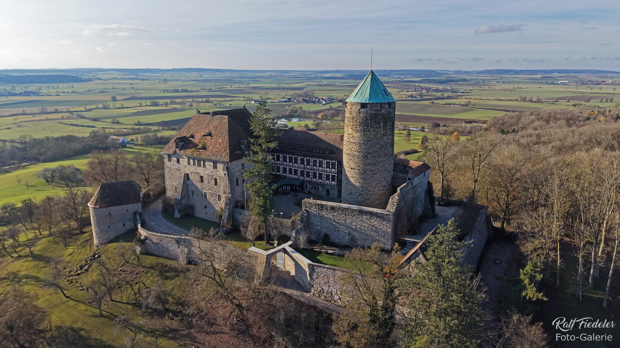 Drohnenfoto von der Burg Colmberg mit Innenhof