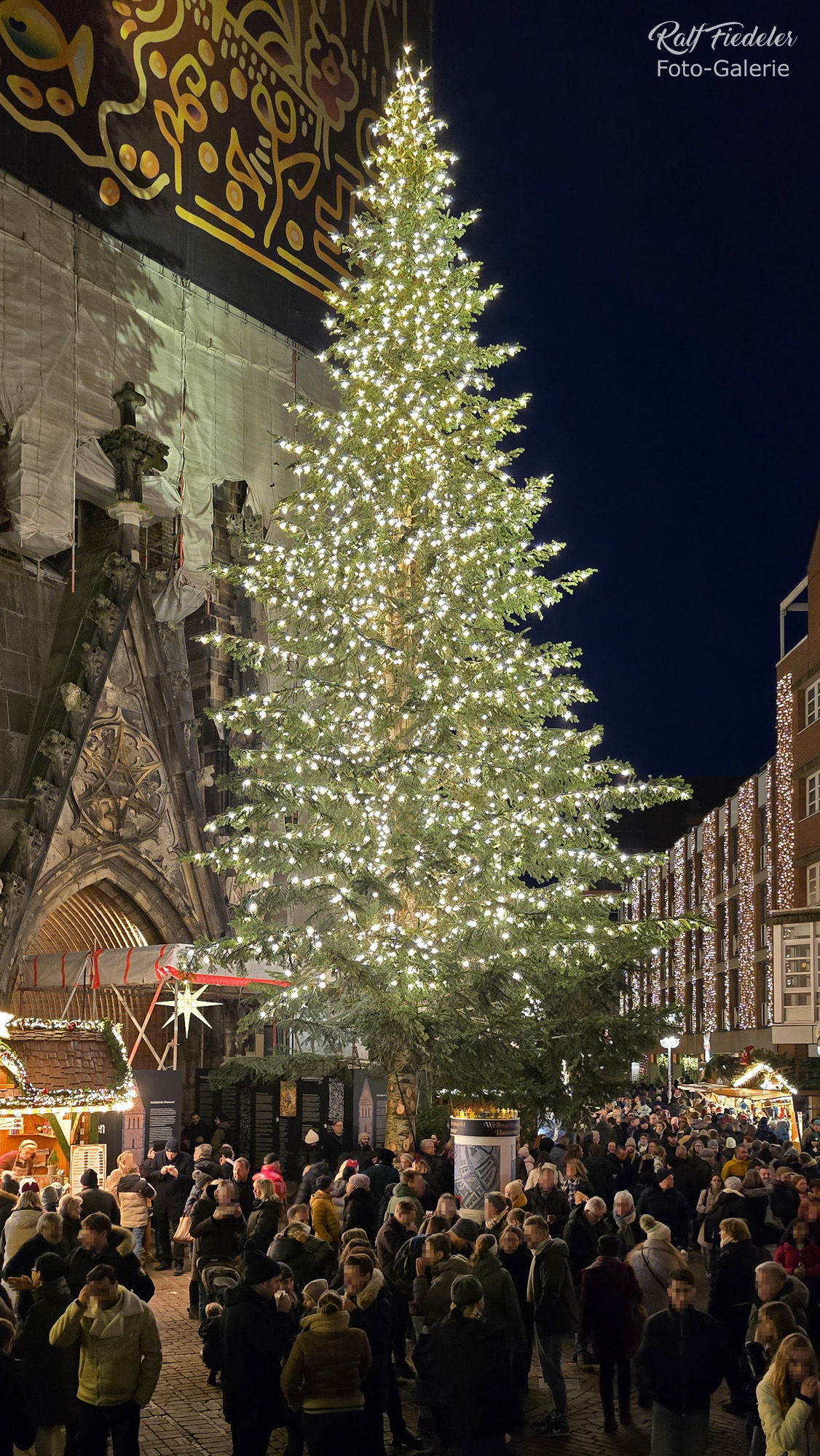 Weihnachtsbaum auf dem Weihnachtsmarkt in Hannover an der Marktkirche