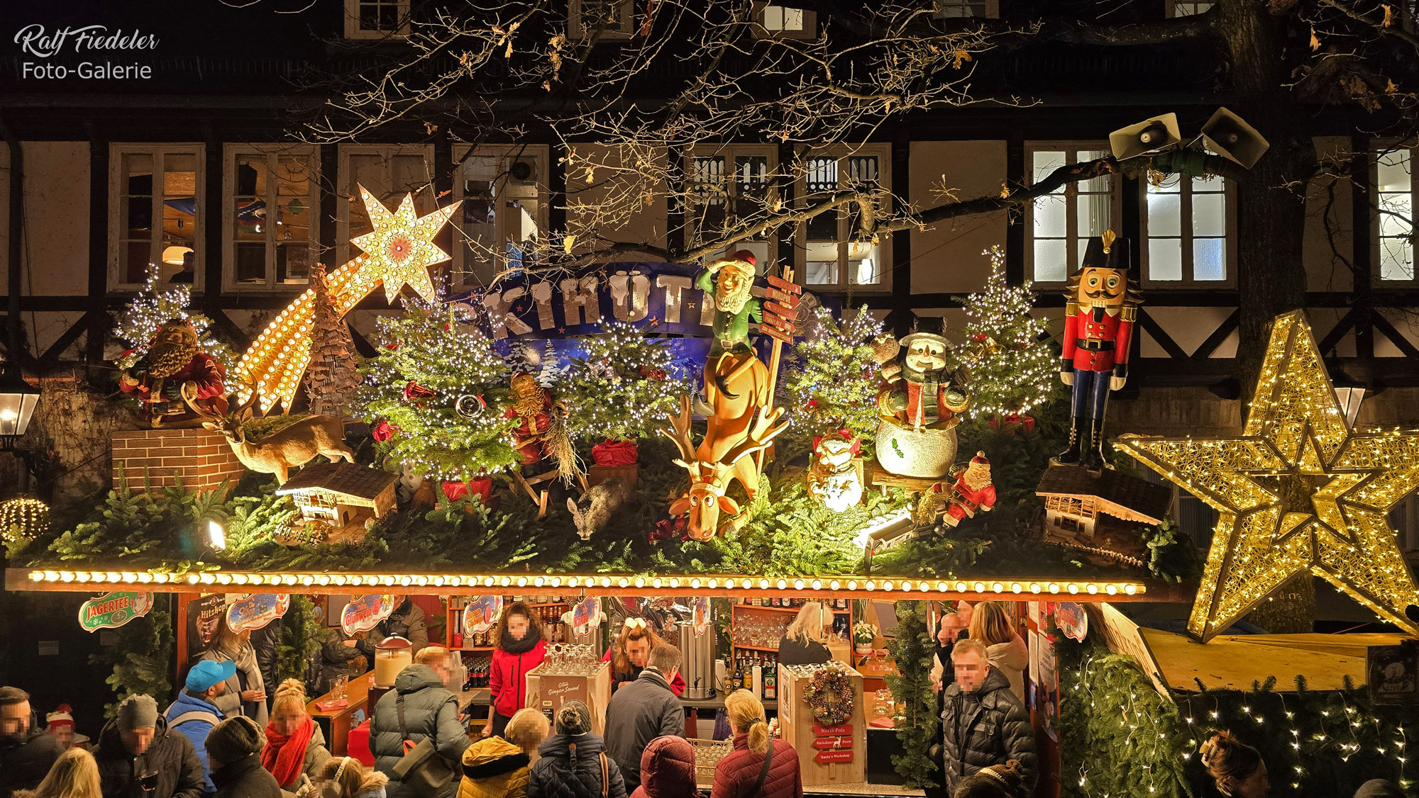 Dekoration einer Verkaufsbude am Ballhofplatz auf dem Weihnachtsmarkt in Hannover