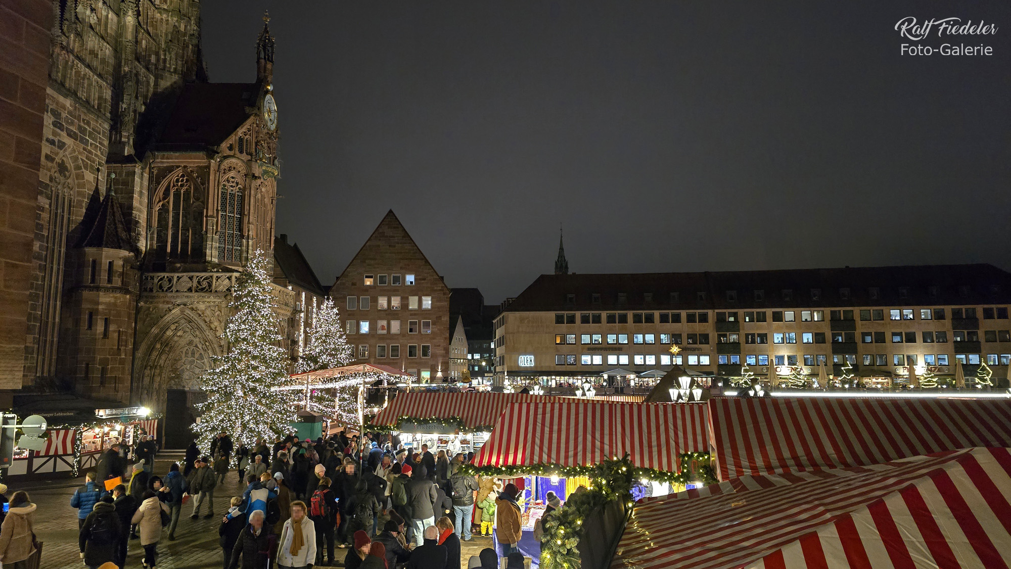 Nürnberger Christkindlesmarkt mit Bühne vor der Frauenkirche