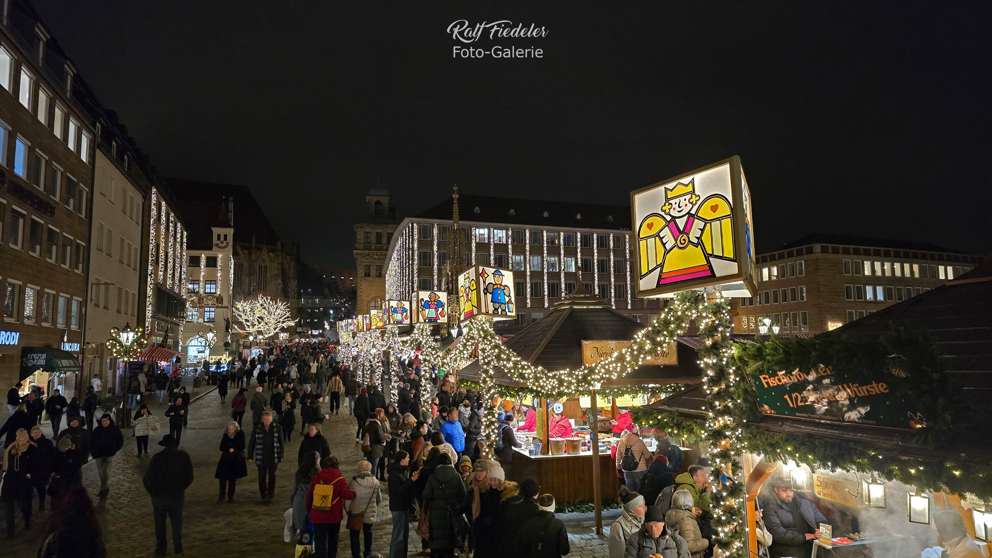 Nürnberger Christkindlesmarkt, Schöner Brunnen und die Reihenbeschilderung bei Nacht