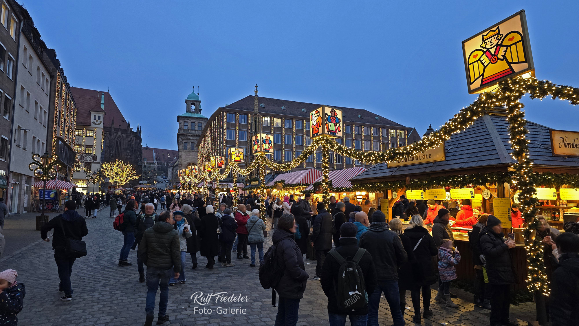 Nürnberger Christkindlesmarkt, Schöner Brunnen und die Reihenbeschilderung zur blauen Stunde