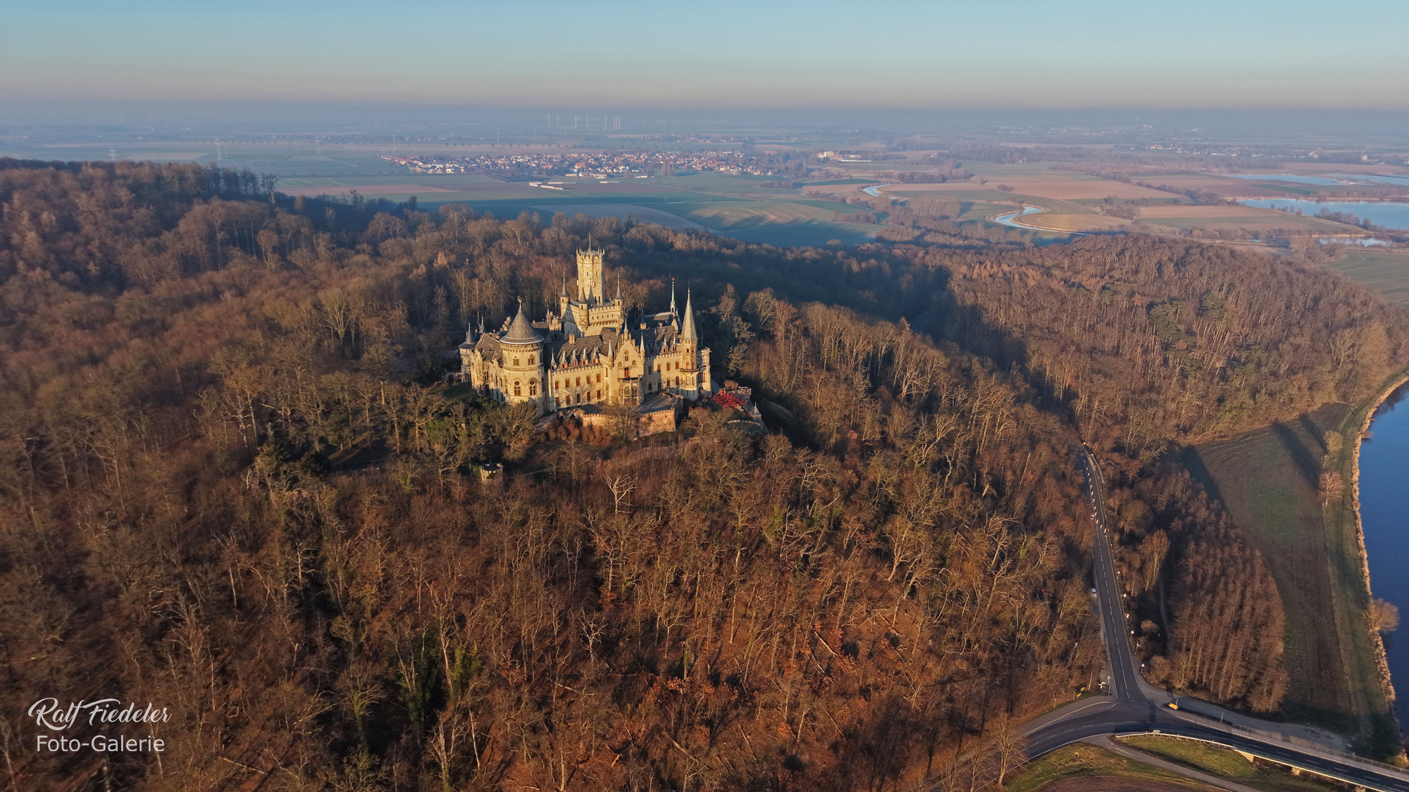 Drohnenfoto vom Schloss Marienburg und der Leine aus süd-westlicher Richtung