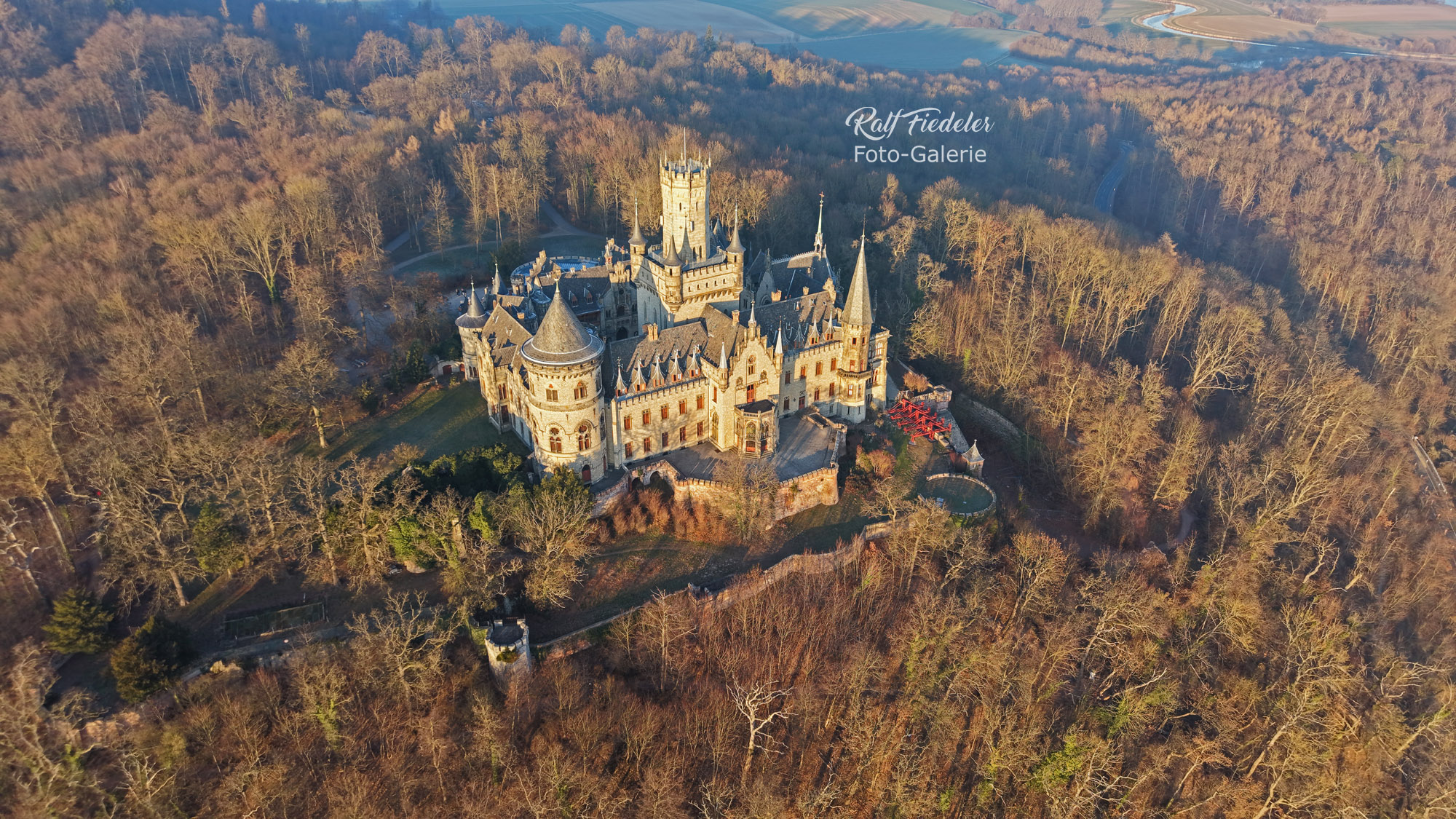 Drohnenfoto vom Schloss Marienburg aus süd-westlicher Richtung