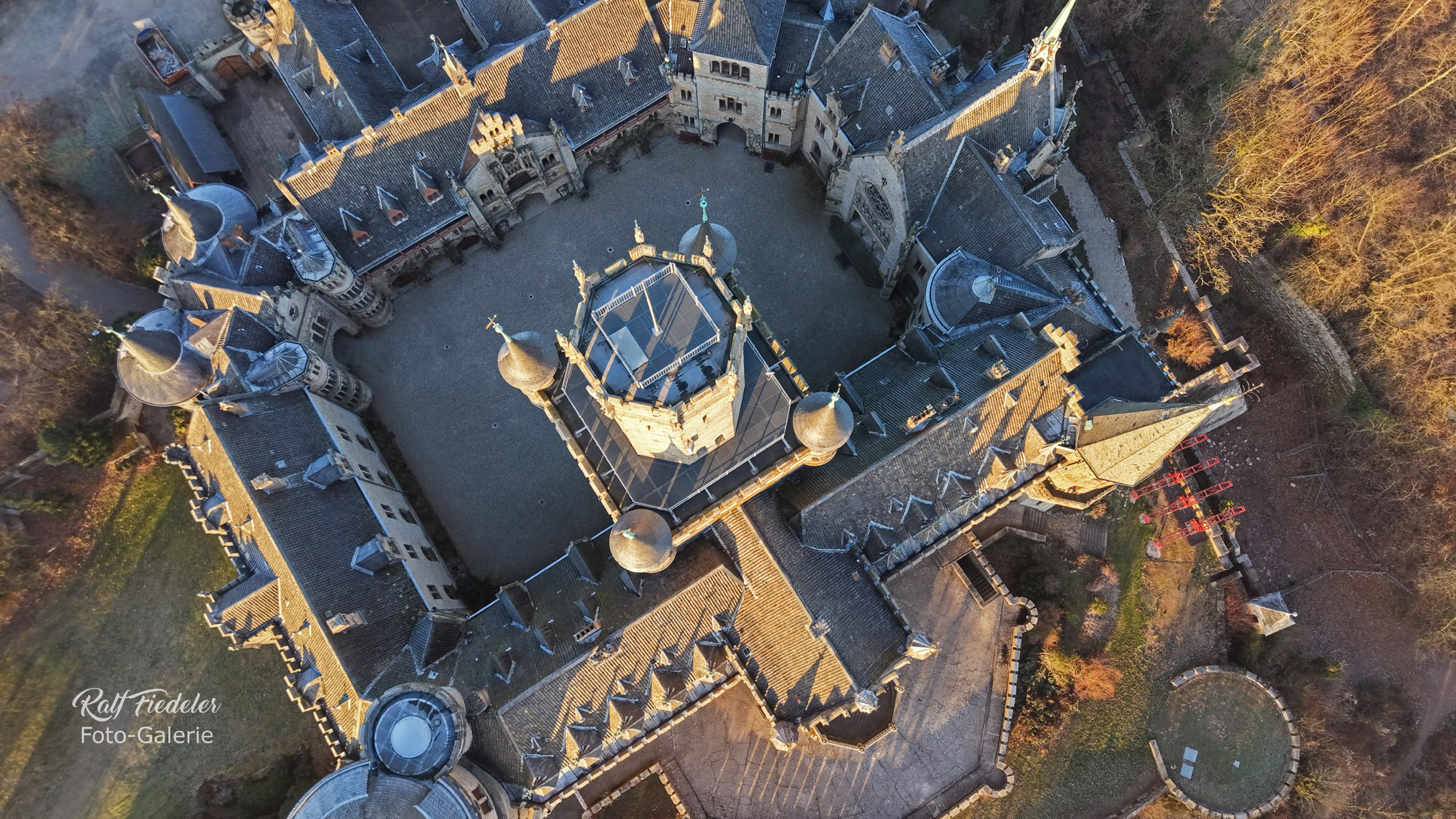 Drohnenfoto vom Schloss Marienburg aus süd-westlicher Richtung fast darüber