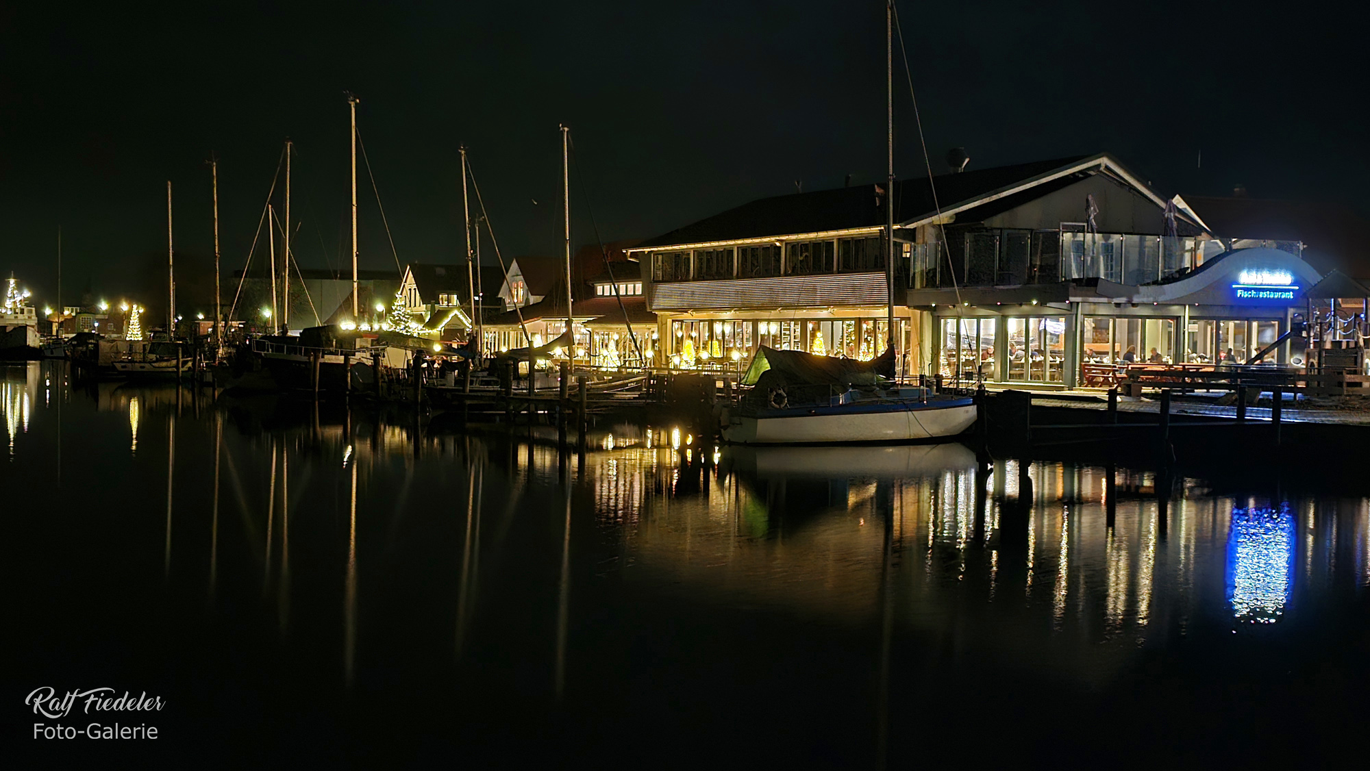 Vareler Hafen bei Dunkelheit, die südliche Seite von Westen aus fotografiert