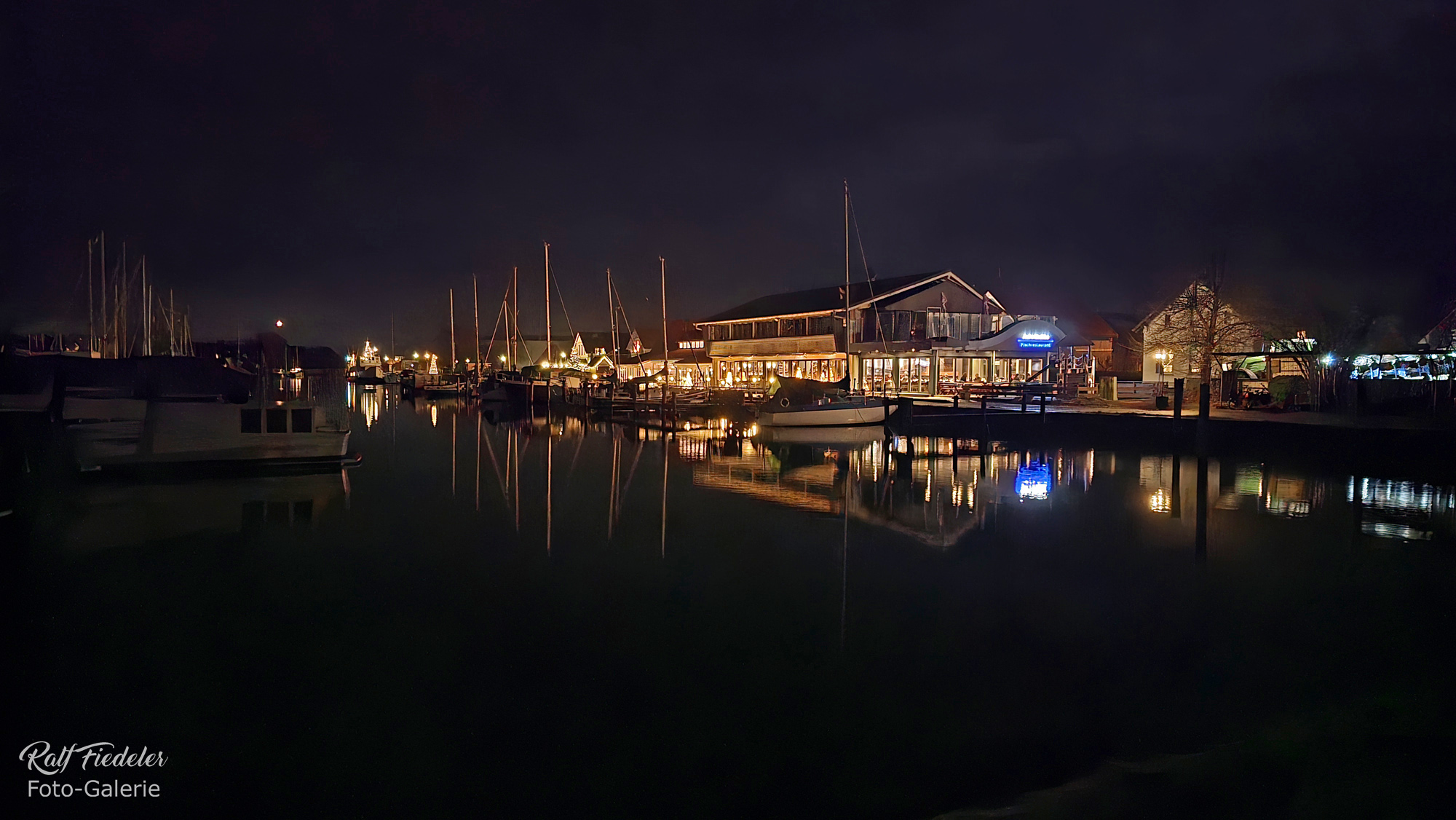 Vareler Hafen bei Dunkelheit, die südliche Seite weiter weg von Westen aus fotografiert