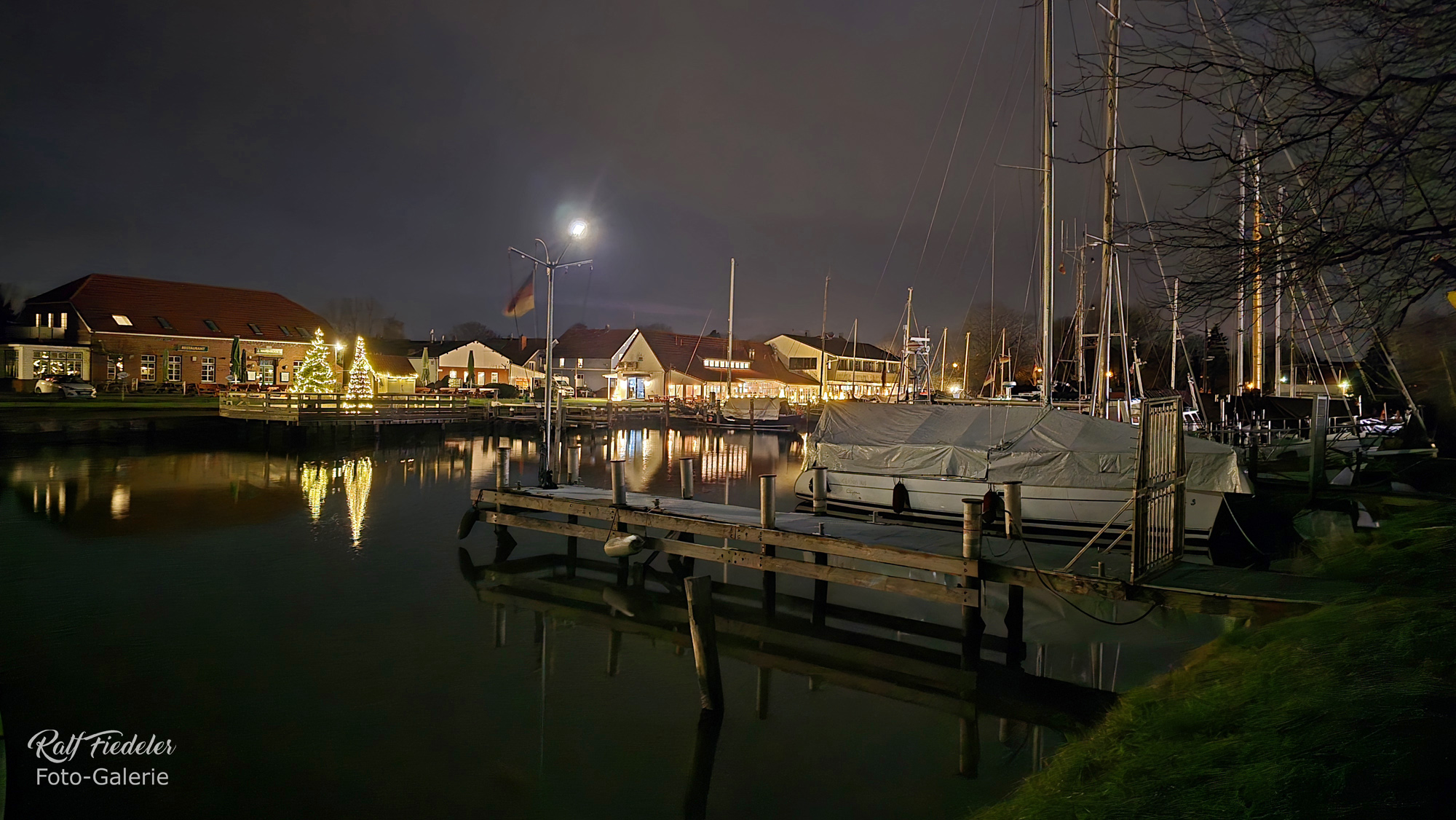 Vareler Hafen bei Dunkelheit, die südliche Seite von Nord-Osten aus fotografiert