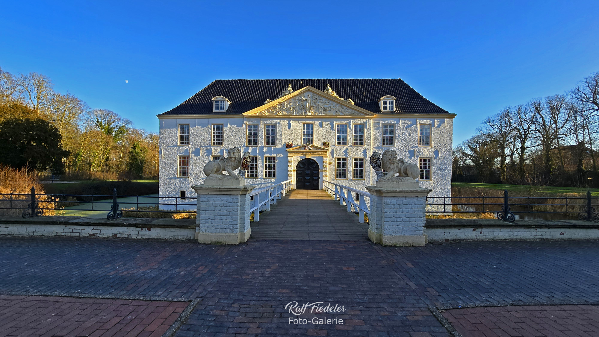 Wasserschloss Norderburg in Dornum gerade über die vordere Brücke