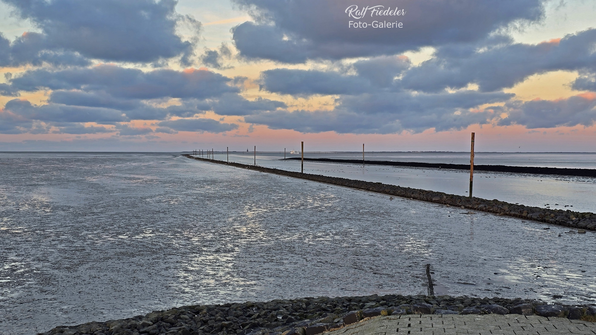 Nordsee mit Wangerooge von der Hafen-Mole in Harlesiel aus