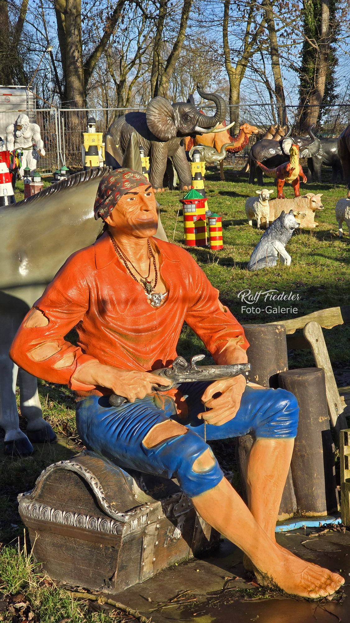 Pirat mit Pistole beim Hafen-Basar in Varel