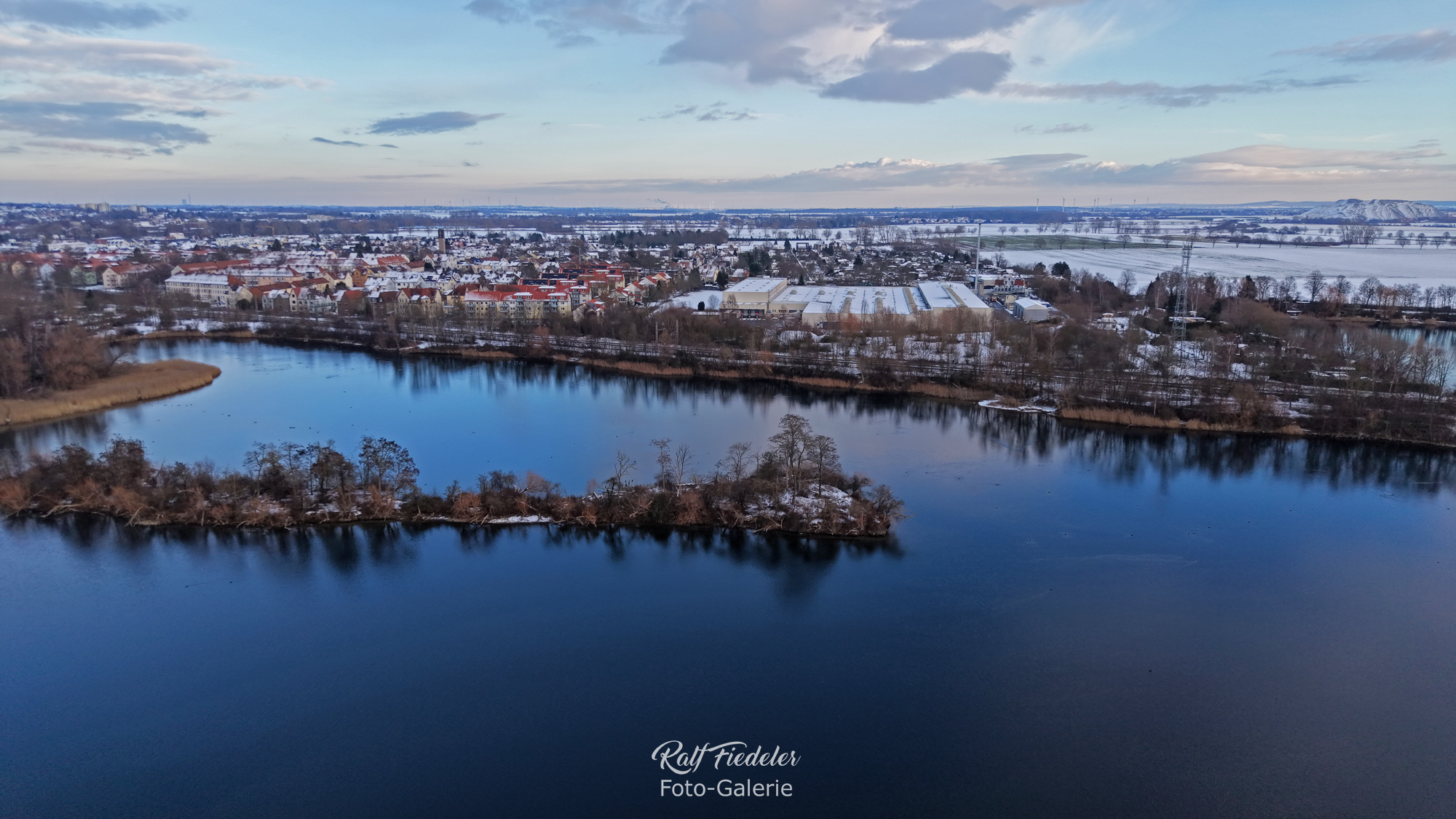 Drohnenfoto vom Giftener See mit Siedlung und Smurfit Kappa GmbH Wellpappe