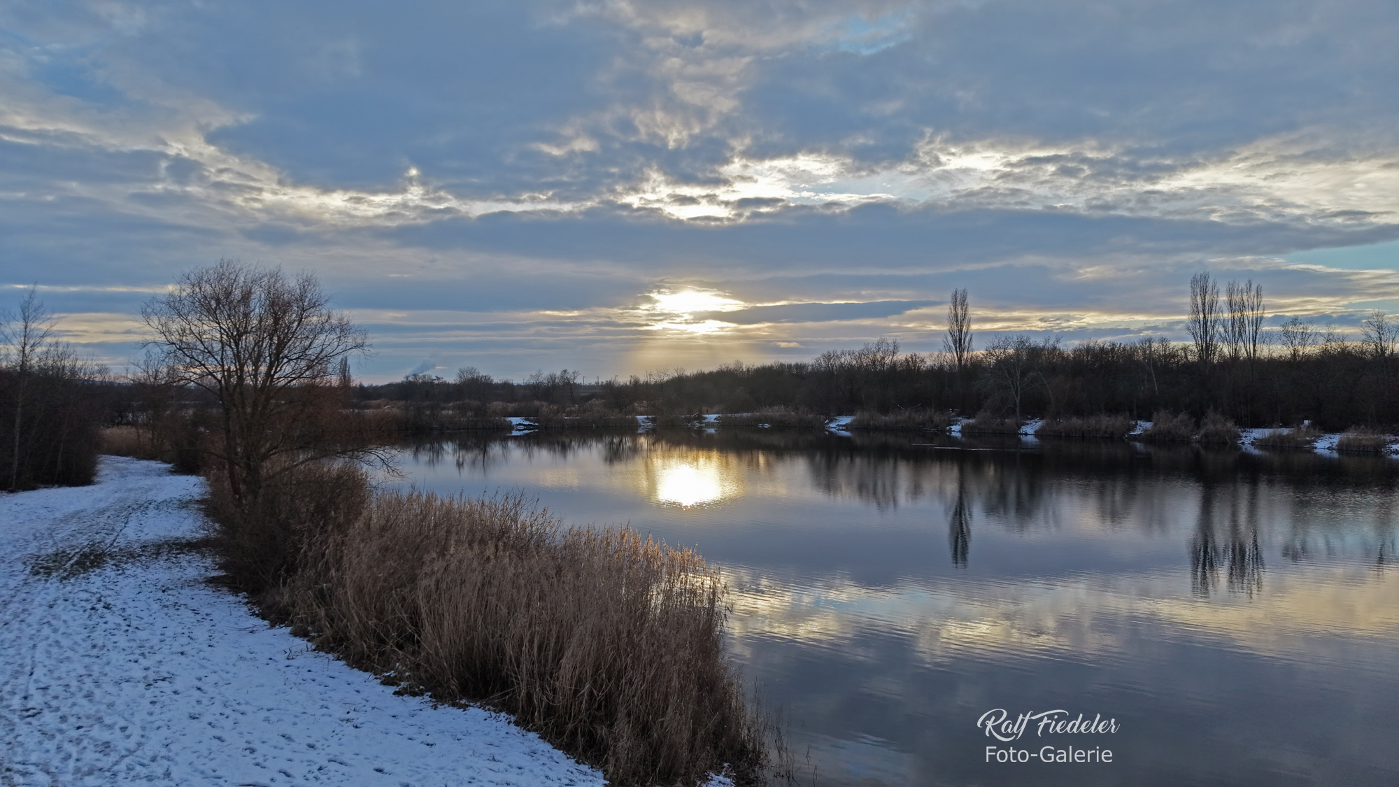 Giftener Badesee im Gegenlicht mit Sonne