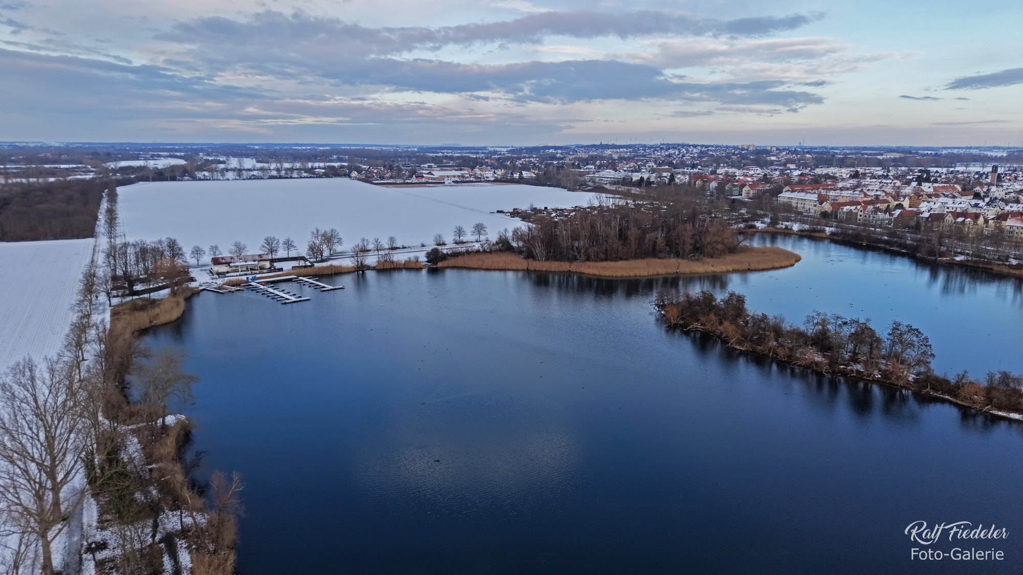 Drohnenfoto vom Giftener See mit Segelclub Sarstedt