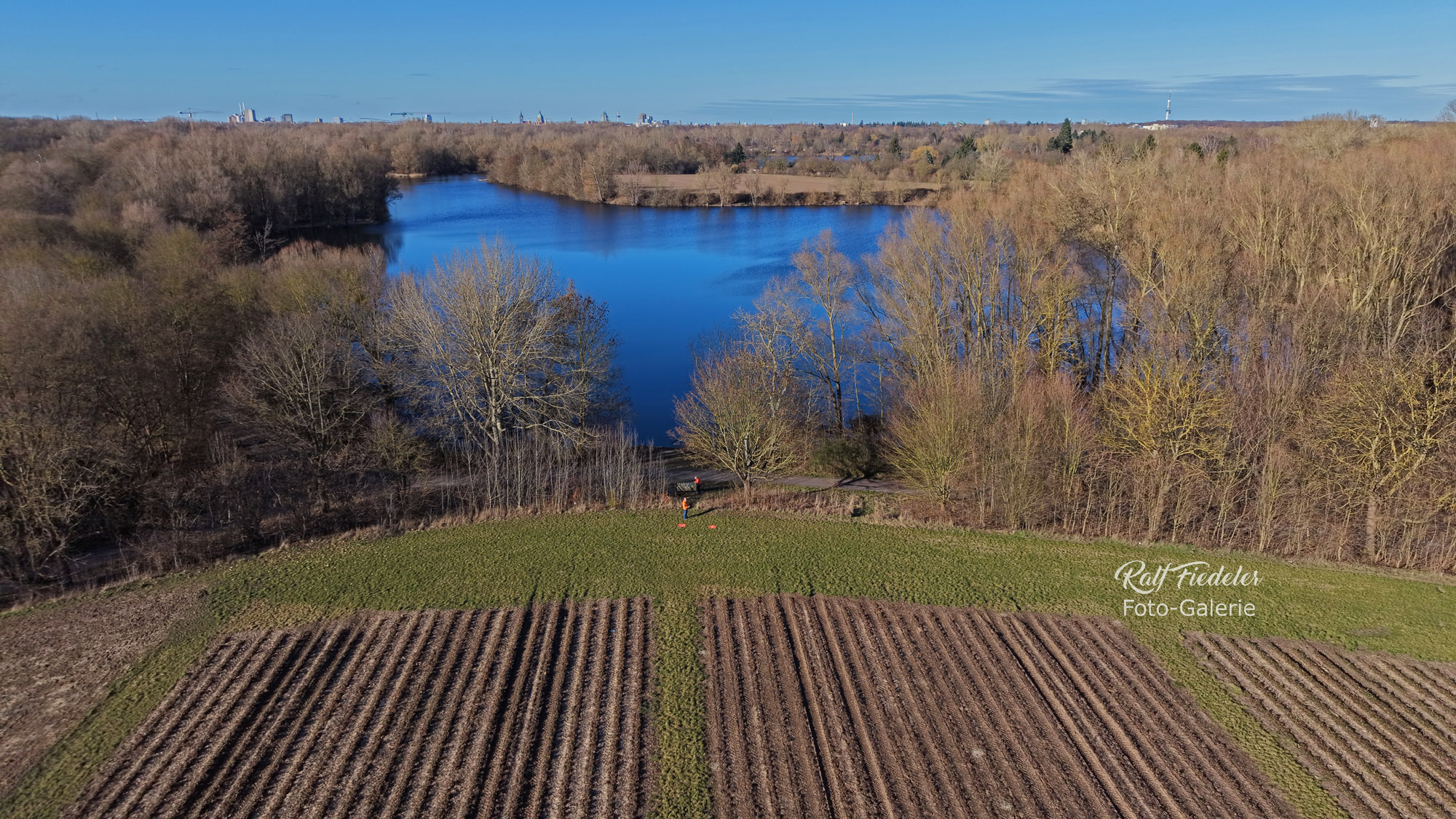 Drohnenfoto vom großen Ricklinger Teich bei Hemmingen aus südlicher Richtung