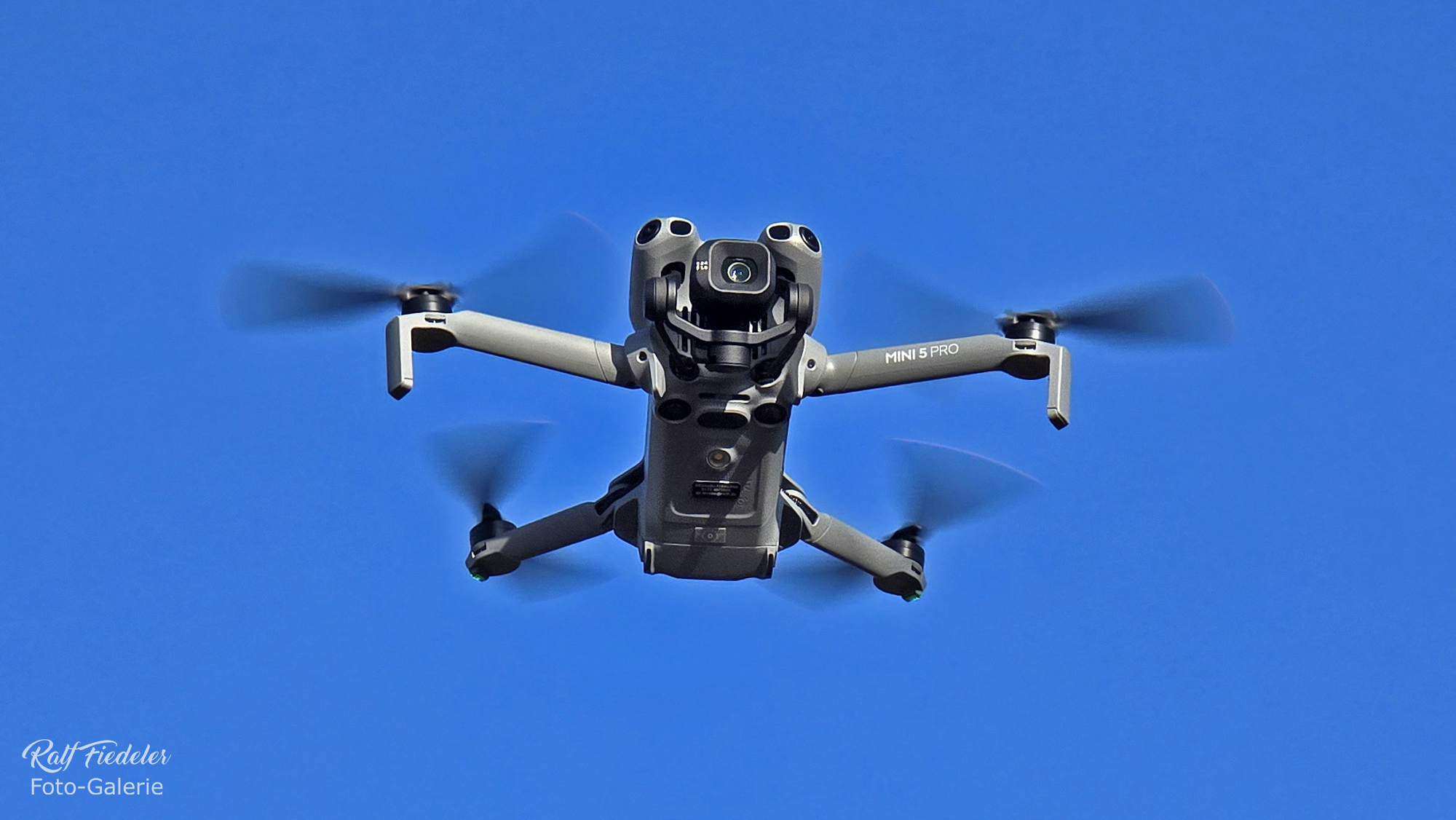 Meine DJI Mini 5 Pro am blauen Himmel nah