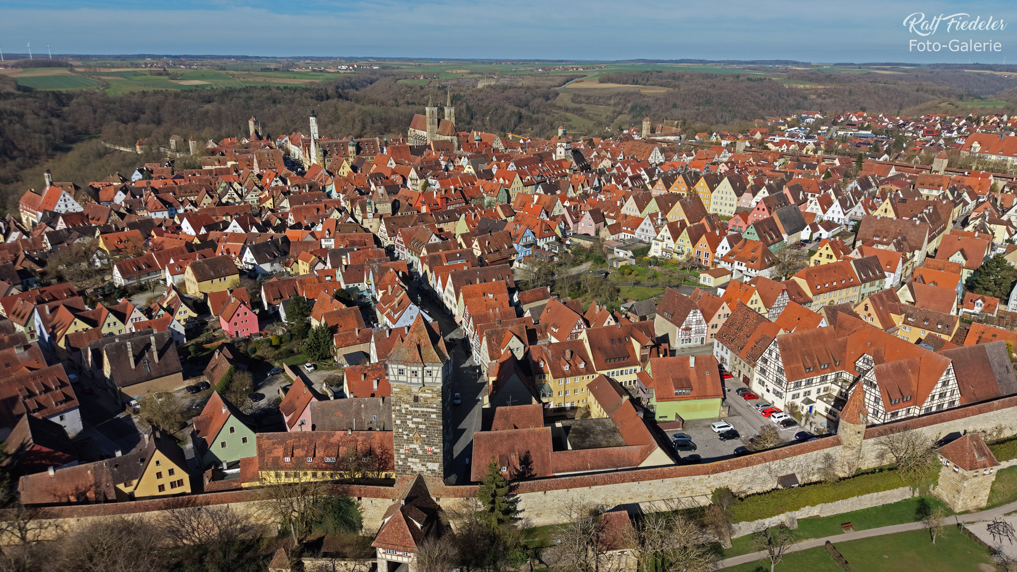 Drohnenfoto von Rothenburg ob der Tauber vom Heller Imbiss aus