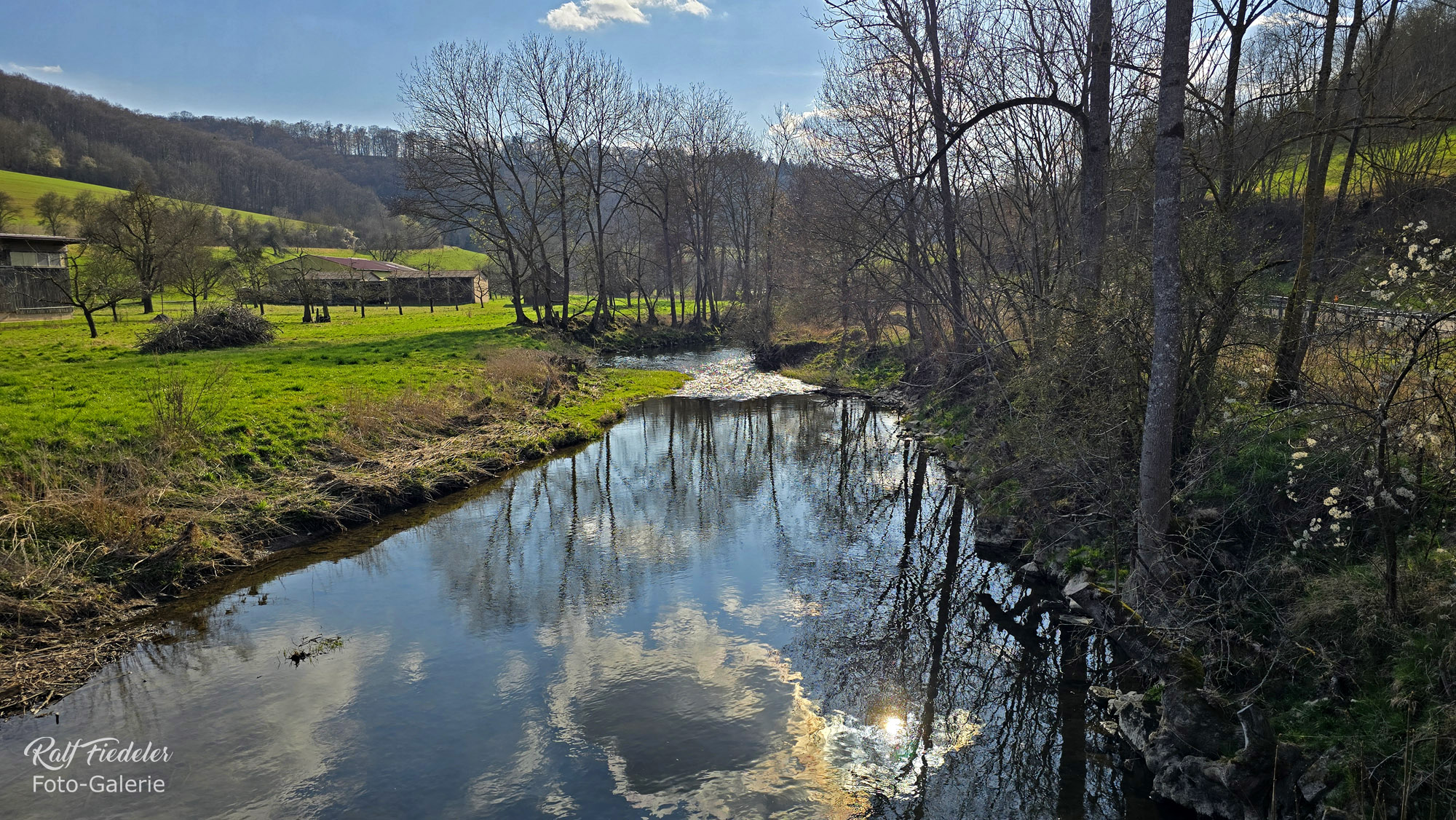 Tauber von der Holzbrücke aus am Ortsausgang von Tauberzell im Gegenlicht