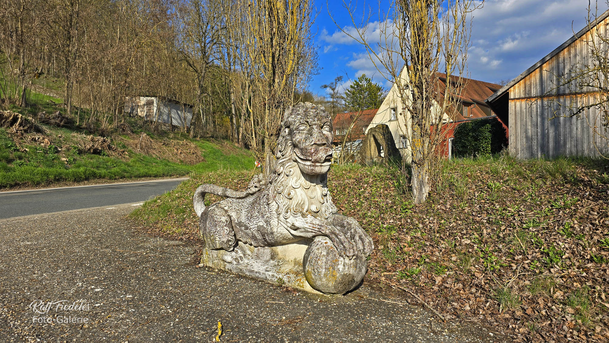 Chinesischer Löwe am Ortausgang bei Tauberzell