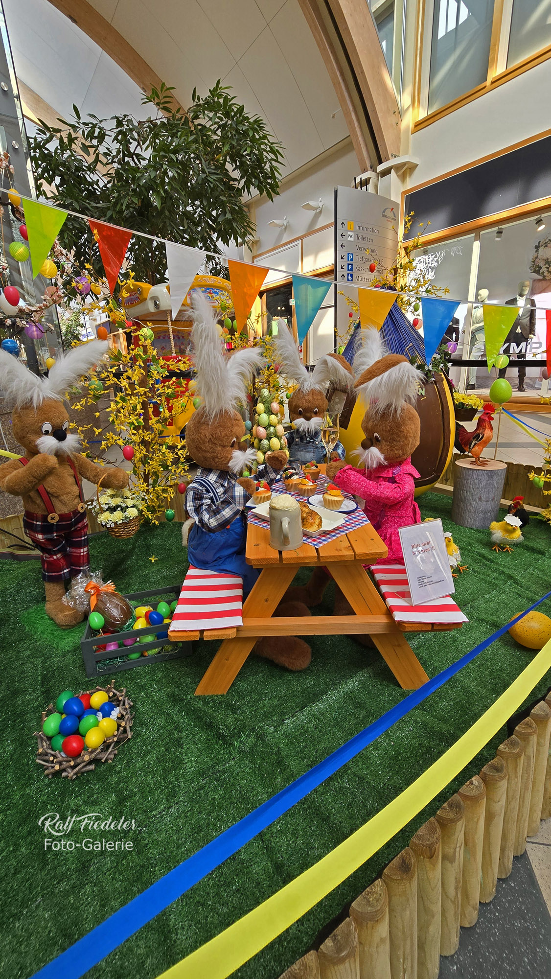Osterdekoration im Brücken-Center in Ansbach