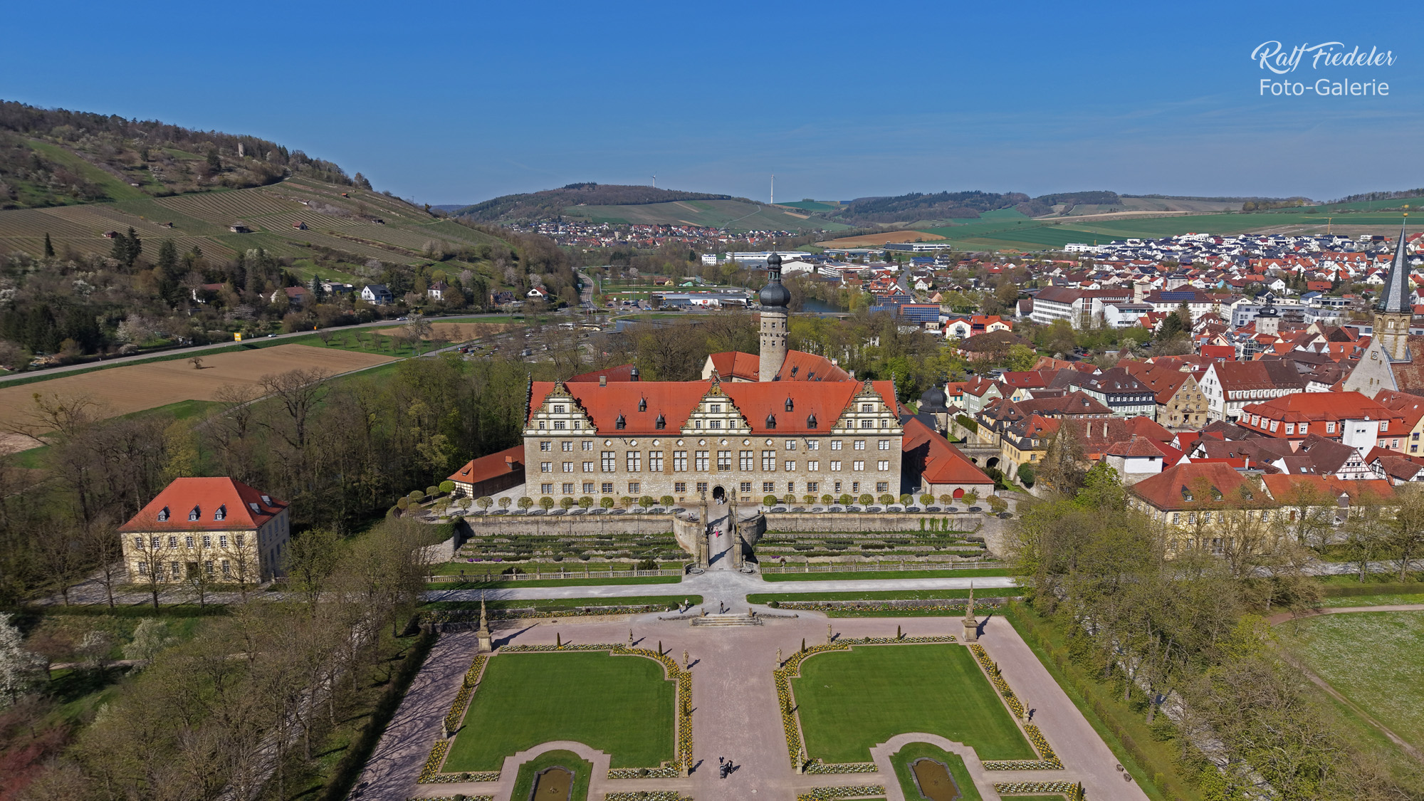 Drohnenfoto vom Schloss und Schlossgarten Weikersheim nah und zentriert