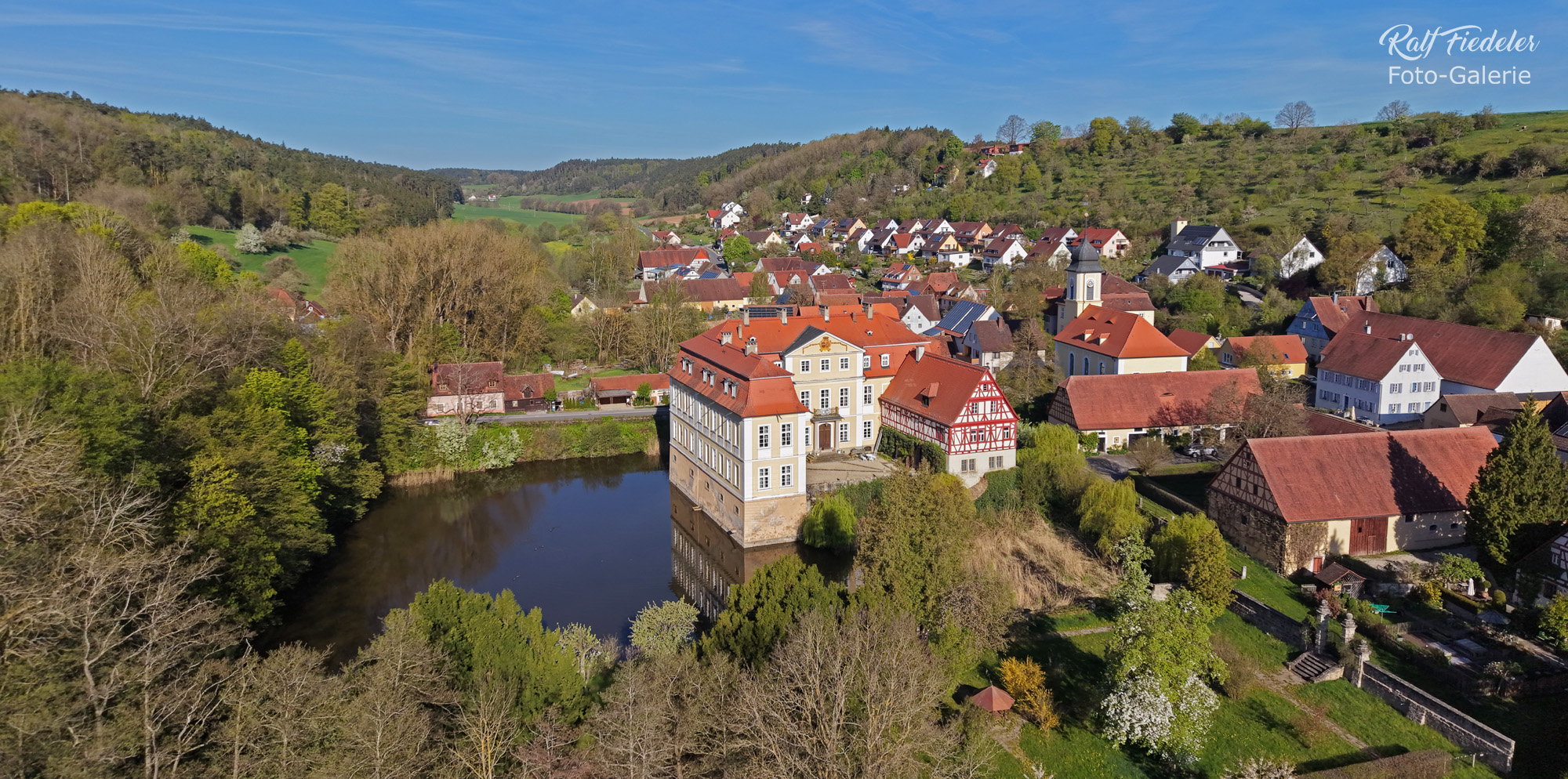 Drohnenfoto vom Wasserschloss Rügland aus einer größeren Distanz