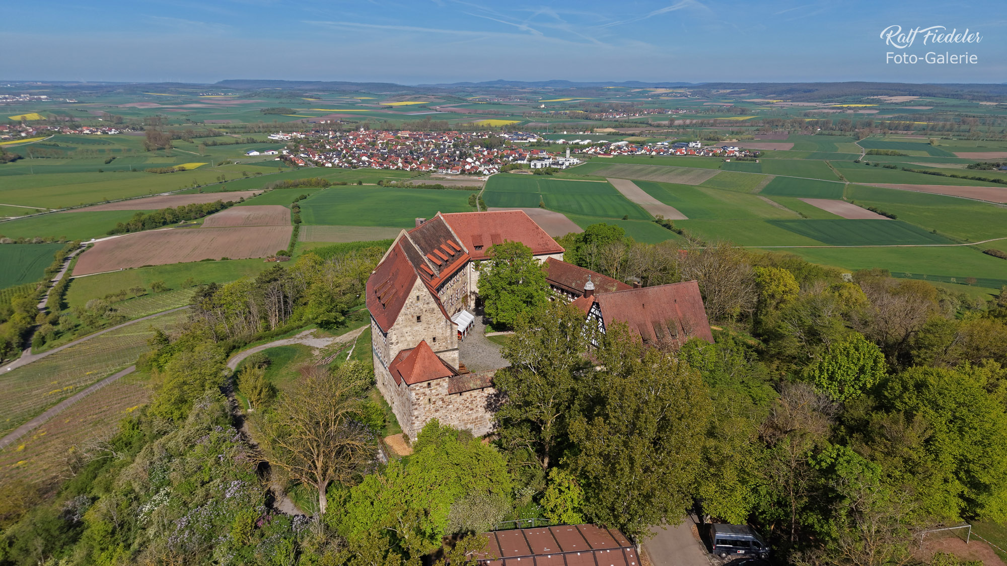 Drohnenfoto von der Burg Hoheneck aus östlicher Richtung