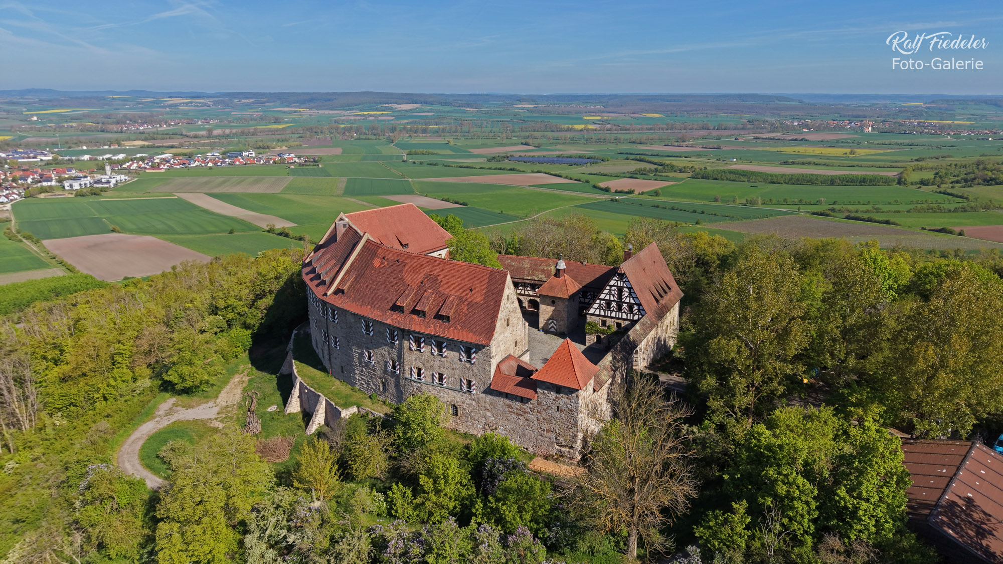 Drohnenfoto von der Burg Hoheneck mehr aus südlicher Richtung
