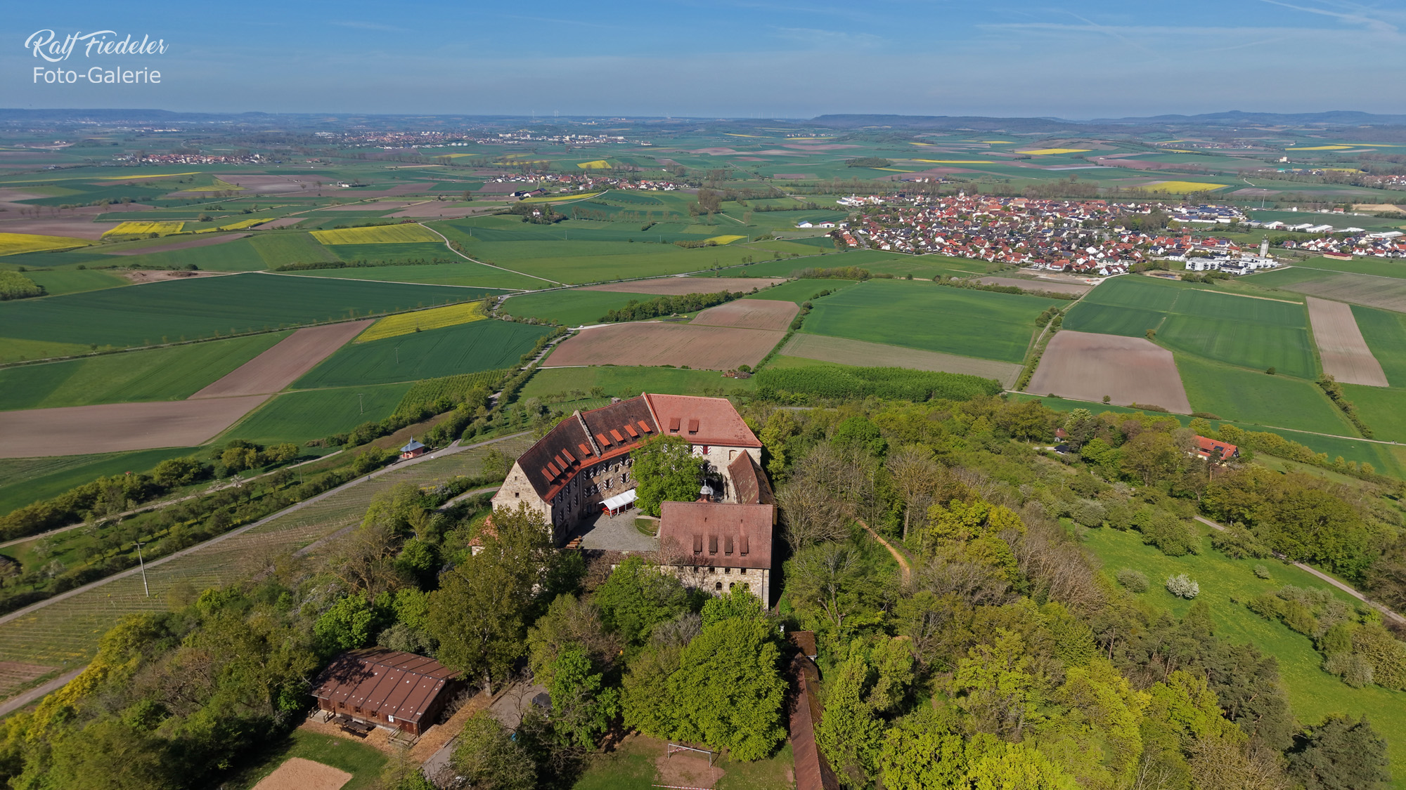 Drohnenfoto von der Burg Hoheneck aus östlicher Richtung mit größerer Distanz