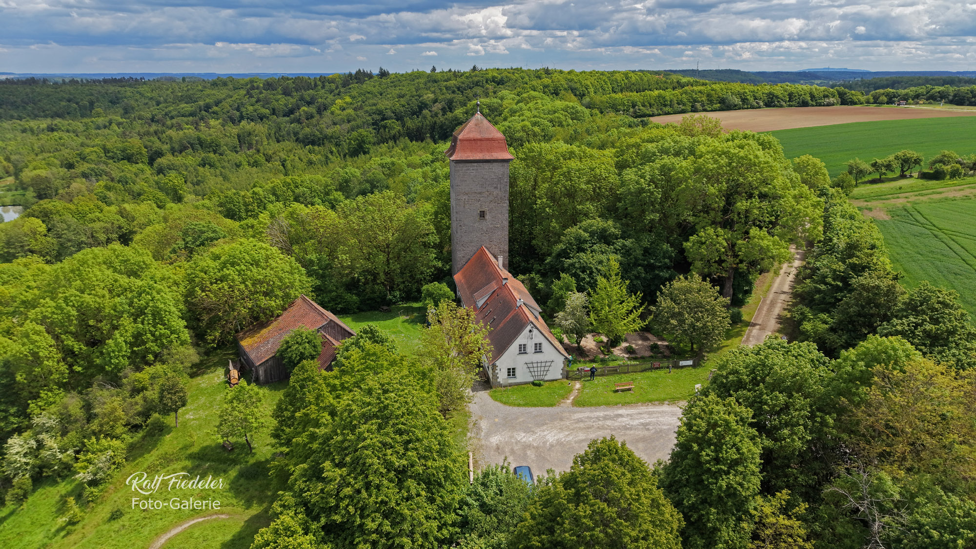Drohnenfoto vom historischen Wasserkraftwerk für Schloss Schillingsfürst