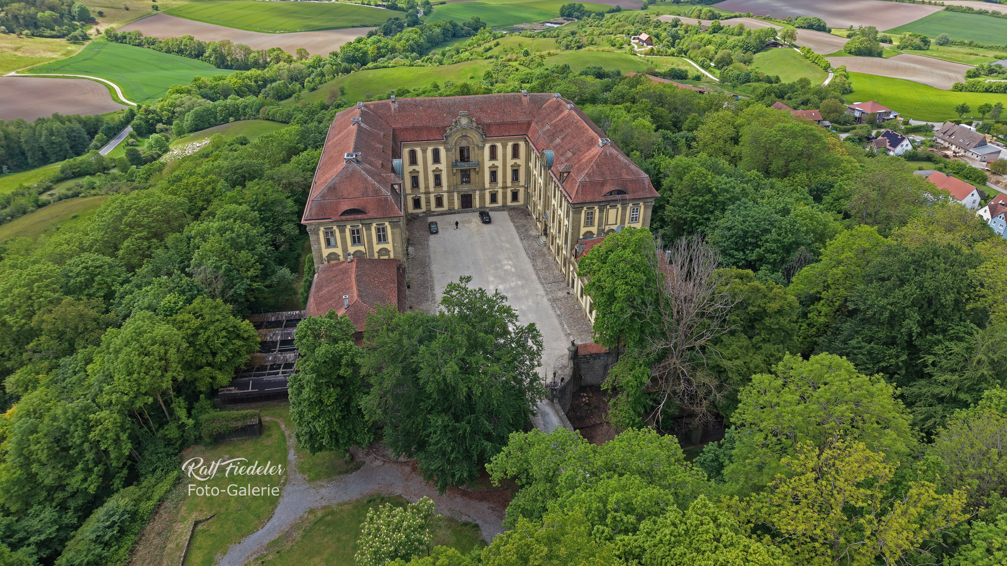 Drohnenfoto vom Schloss Schillingsfürst