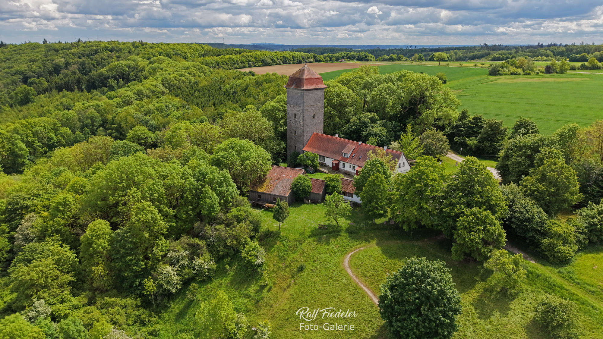 Drohnenfoto vom historischen Wasserkraftwerk für Schloss Schillingsfürst
