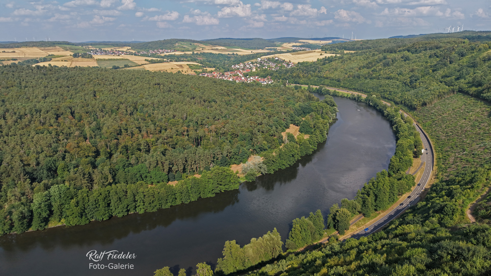 Drohnenfoto von der Mainschleife mit der Ortschaft Urphar vom Aussichtspunkt aus