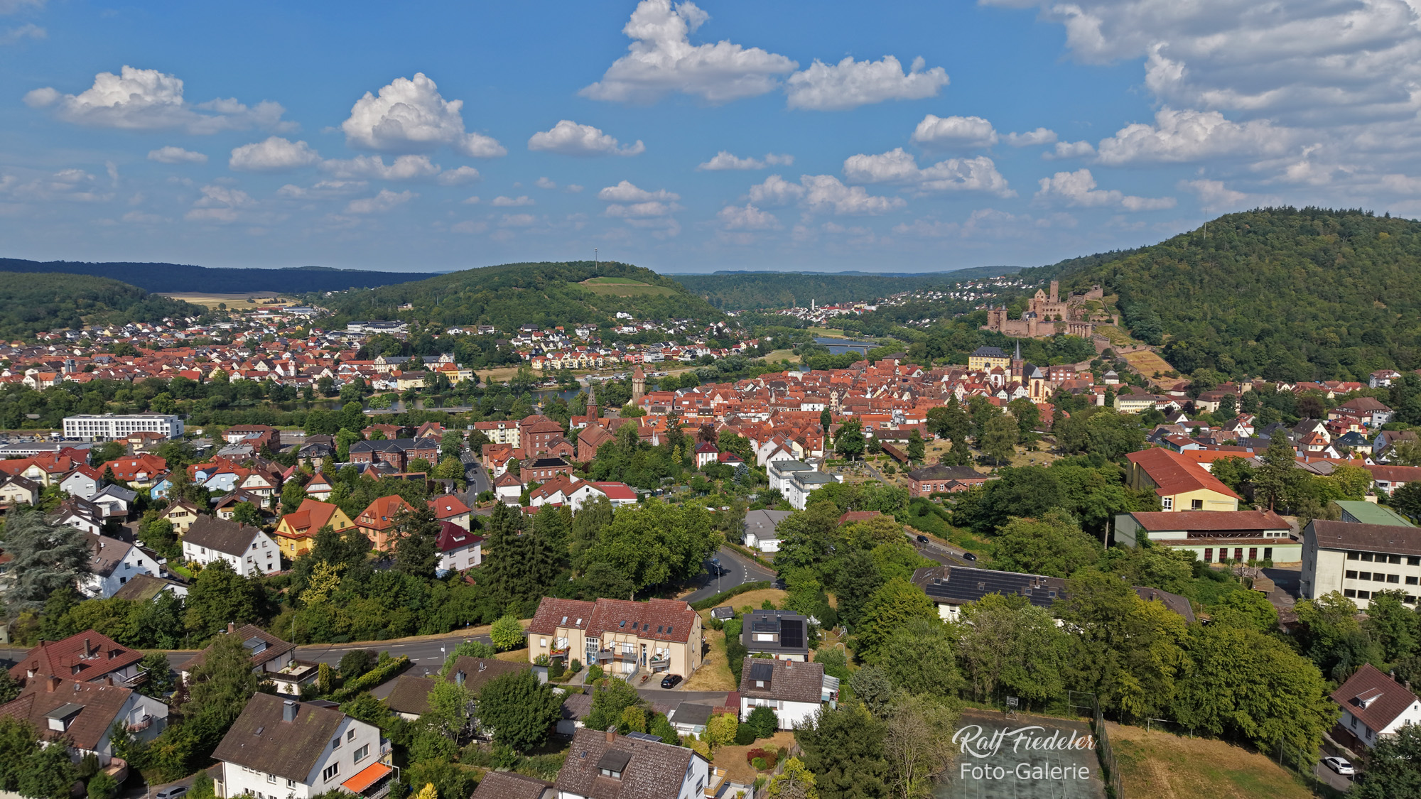 Drohnenfoto von Wertheim am Main mit der Höhenburg