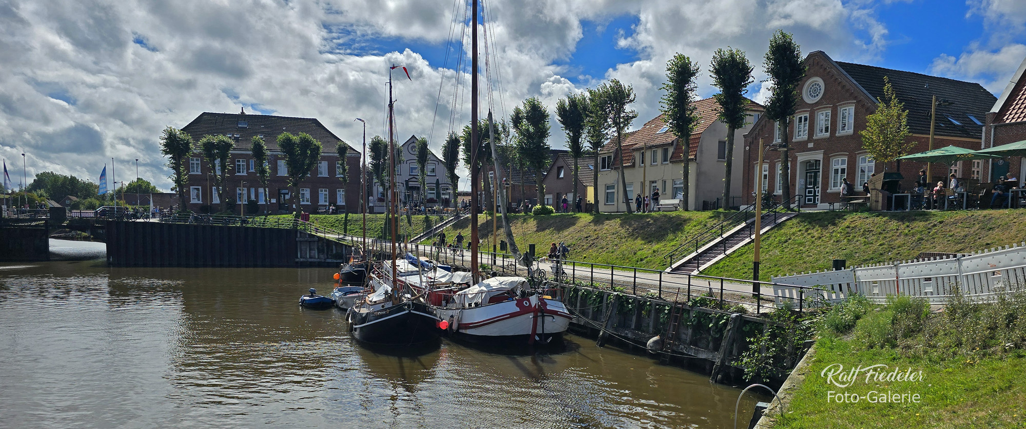 Panoramafoto vom Museumhafen in Carolinensiel im Gegenlicht
