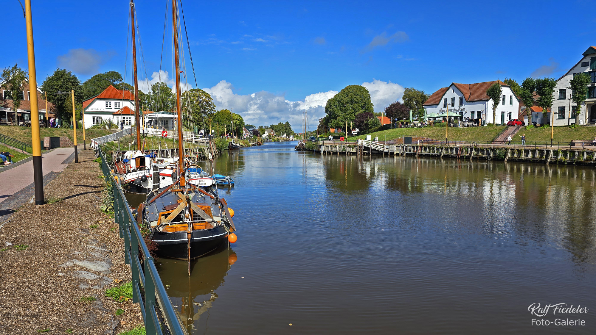 Museumhafen in Carolinensiel von einer Seite am Hafenbecken aus