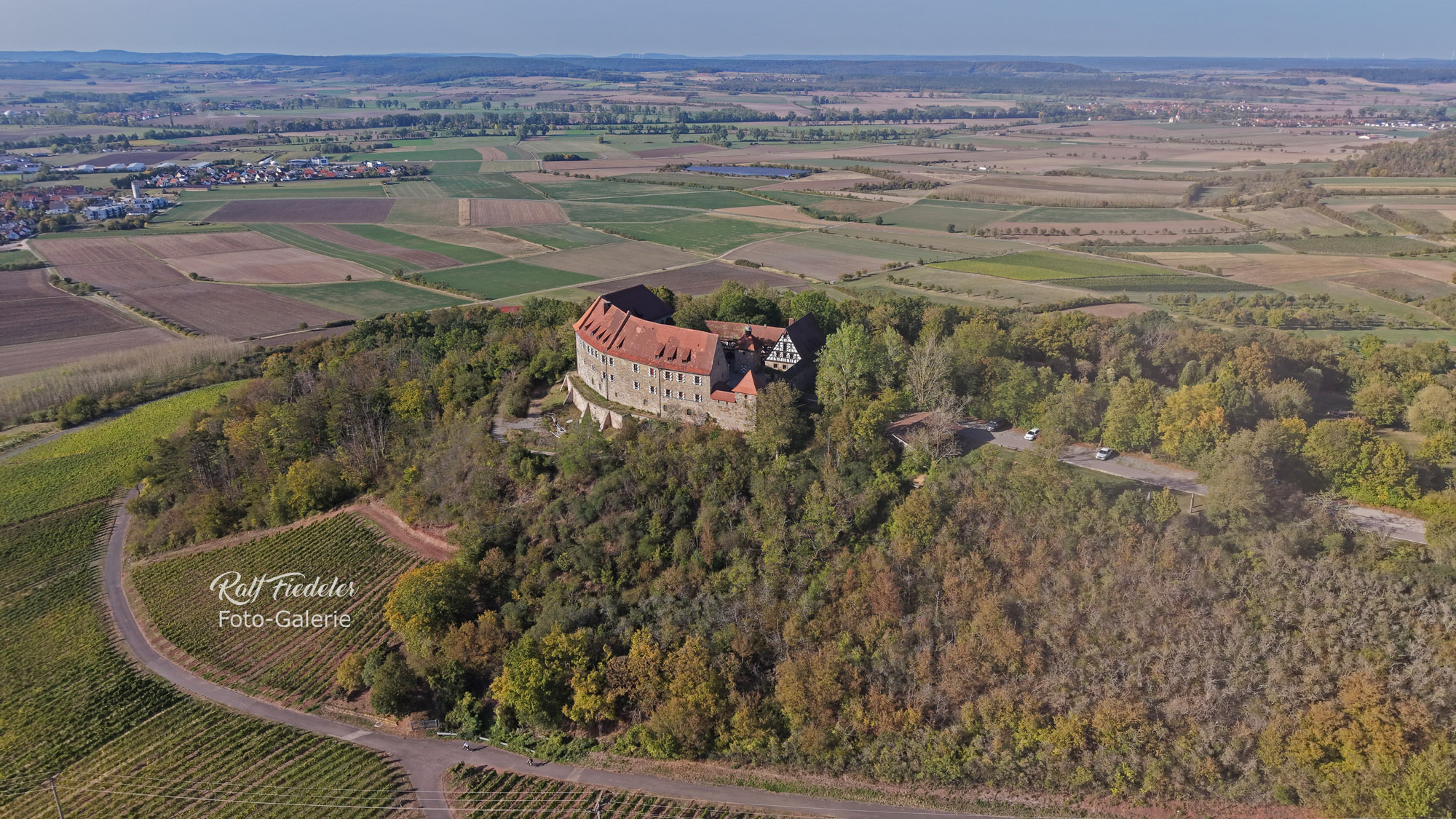 Drohnenfoto von der Burg Hoheneck, im Hintergrund Ipsheim aus süd-süd-westlicher Richtung