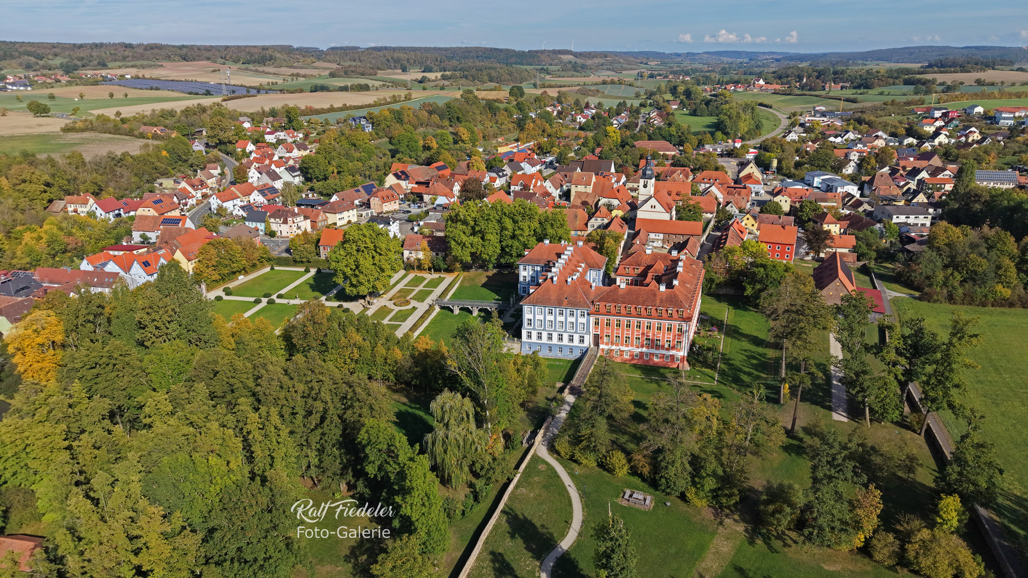 Drohnenfoto vom Blauen Schloss und Roten Schloss in Obernzenn