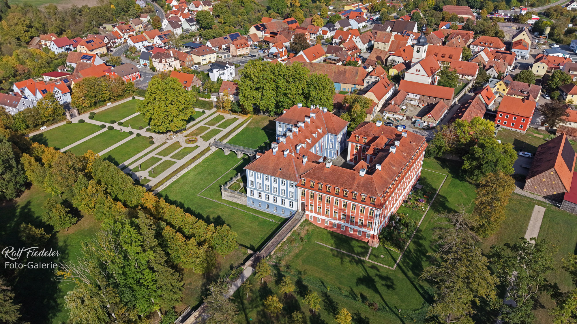 Drohnenfoto vom Blauen Schloss und Roten Schloss in Obernzenn näher